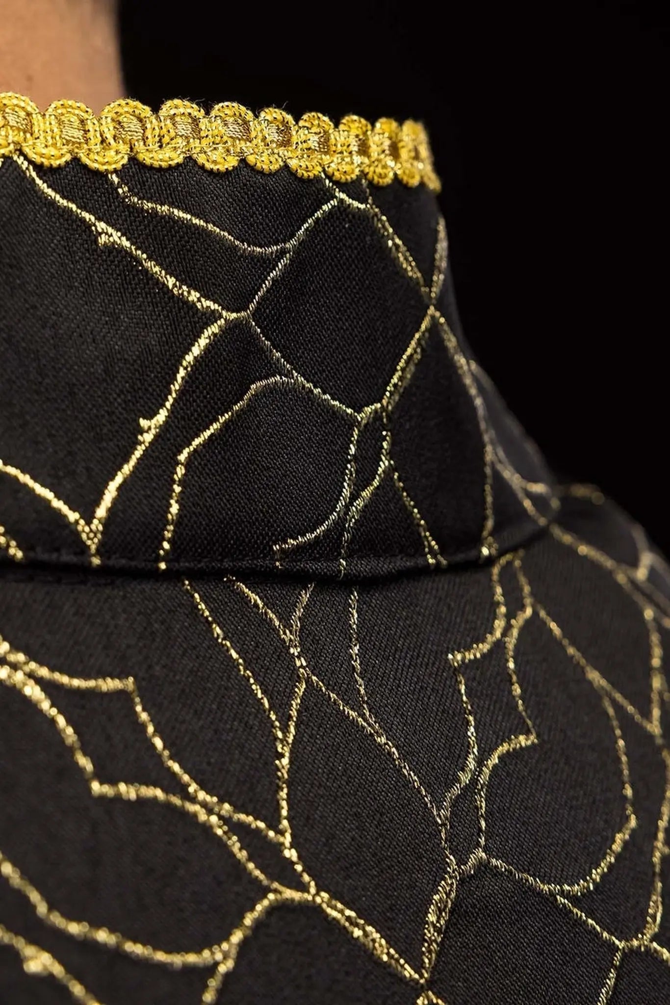 Chape noire brodée ornée de tissu jacquard
