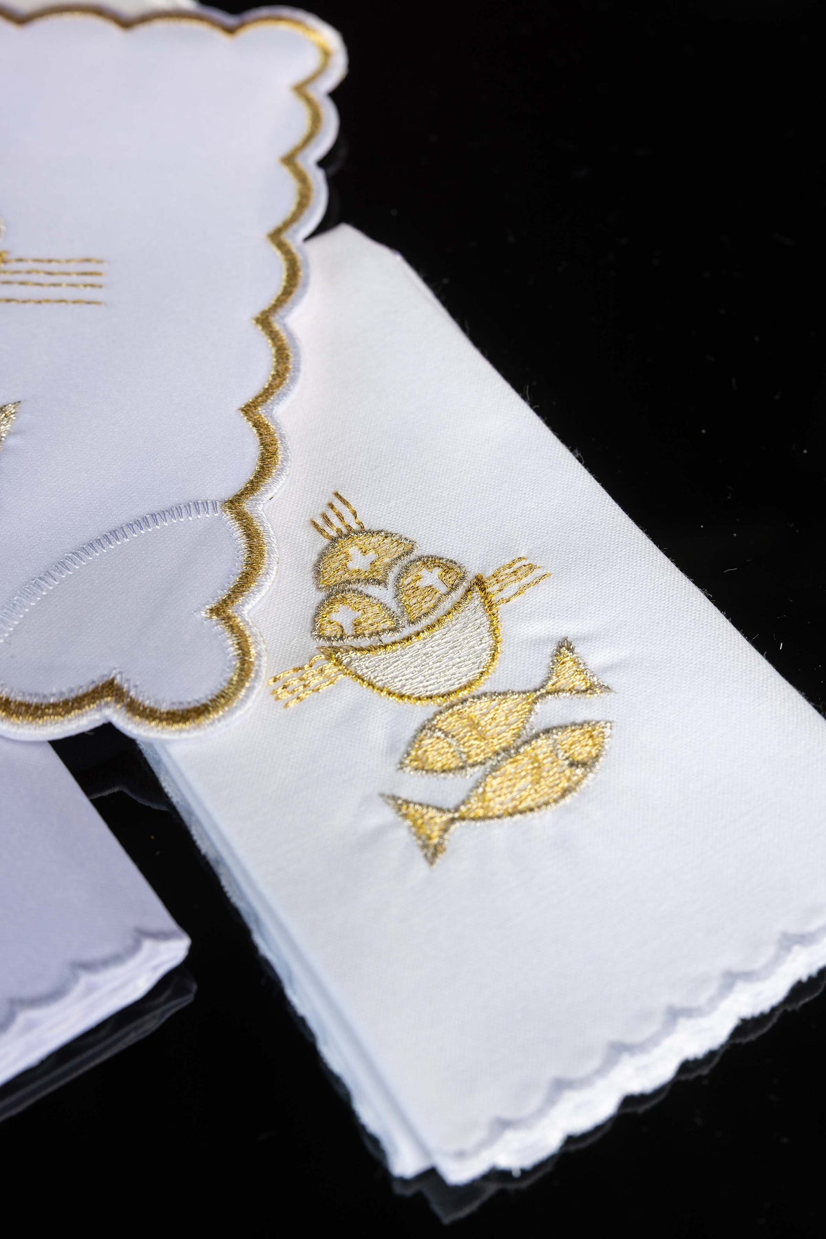 Linge de calice brodé avec poisson