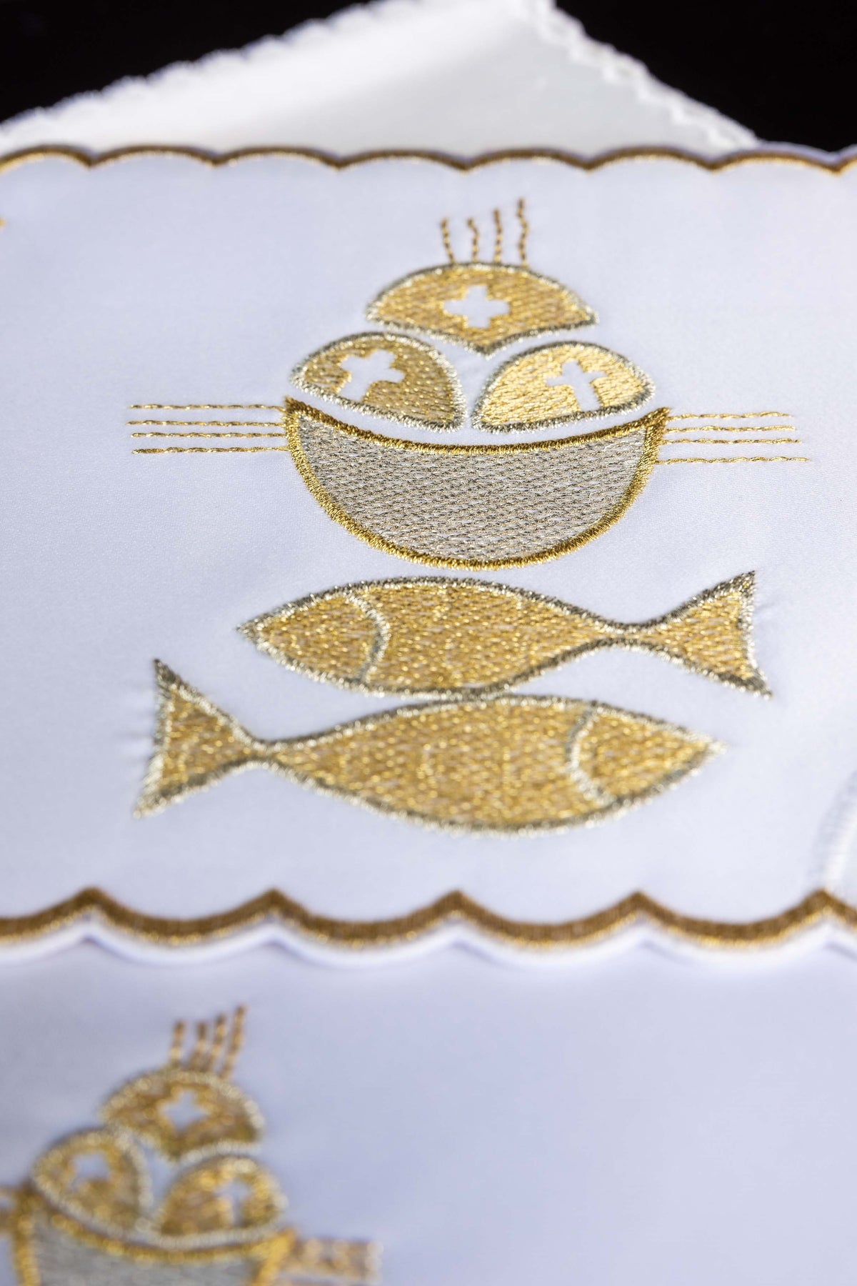 Linge de calice brodé avec poisson
