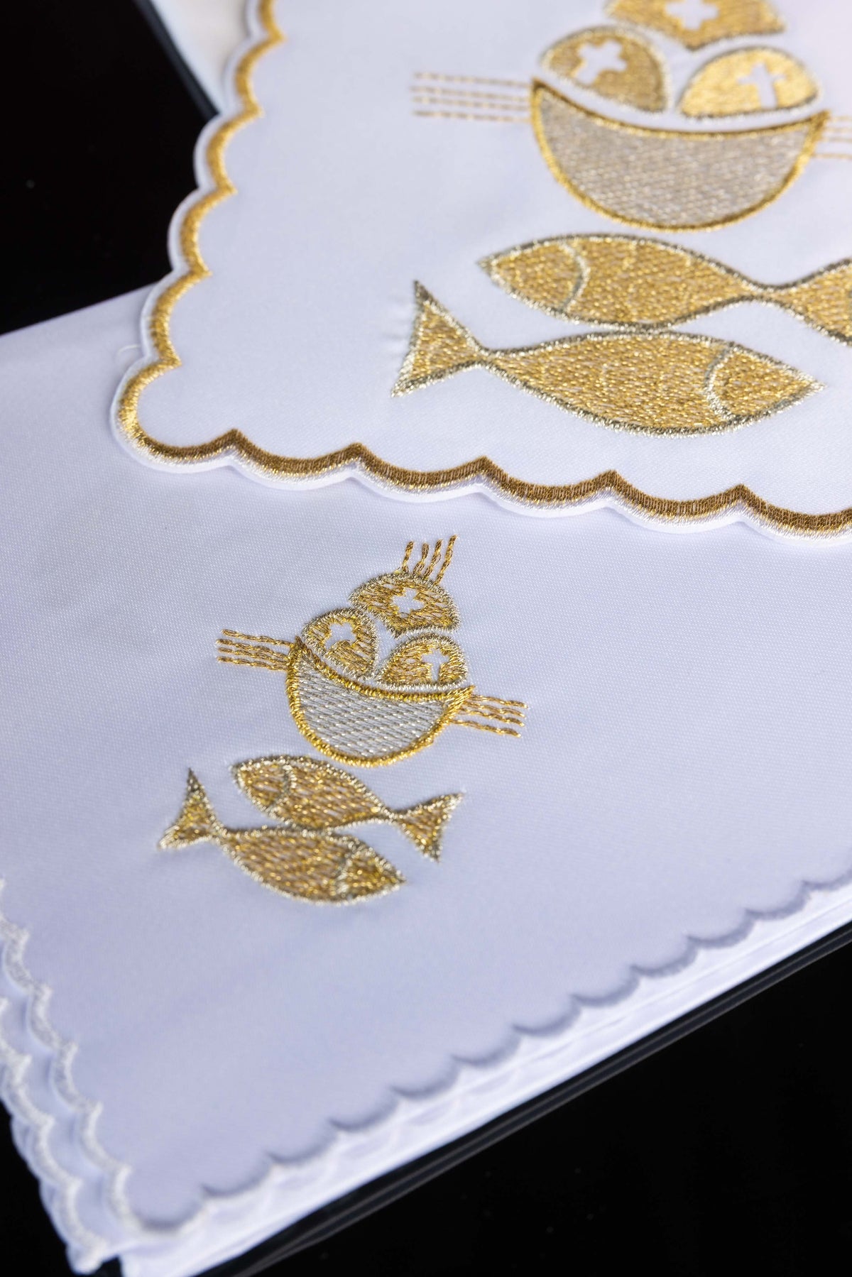 Linge de calice brodé avec poisson