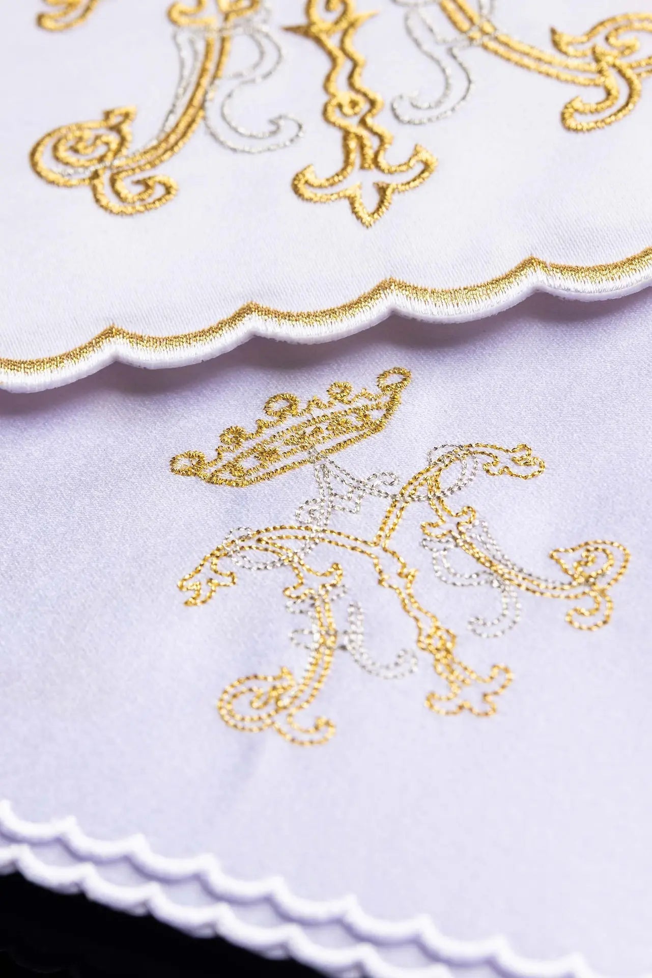 Linge de calice avec broderie mariale dorée