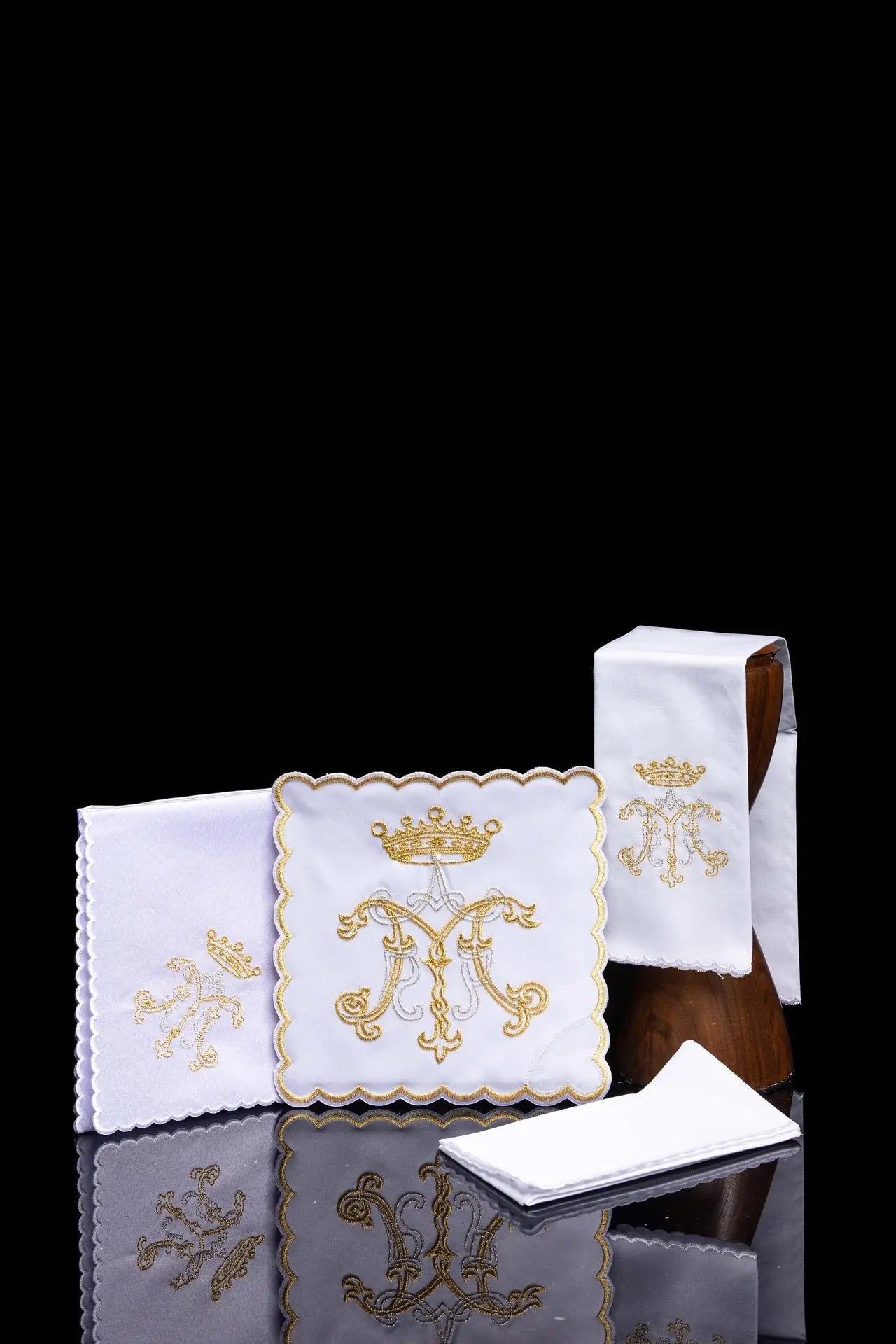 Linge de calice avec broderie mariale dorée