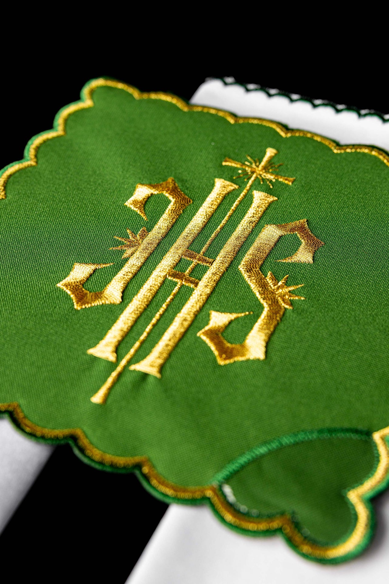 Ensemble de calice brodé vert IHS
