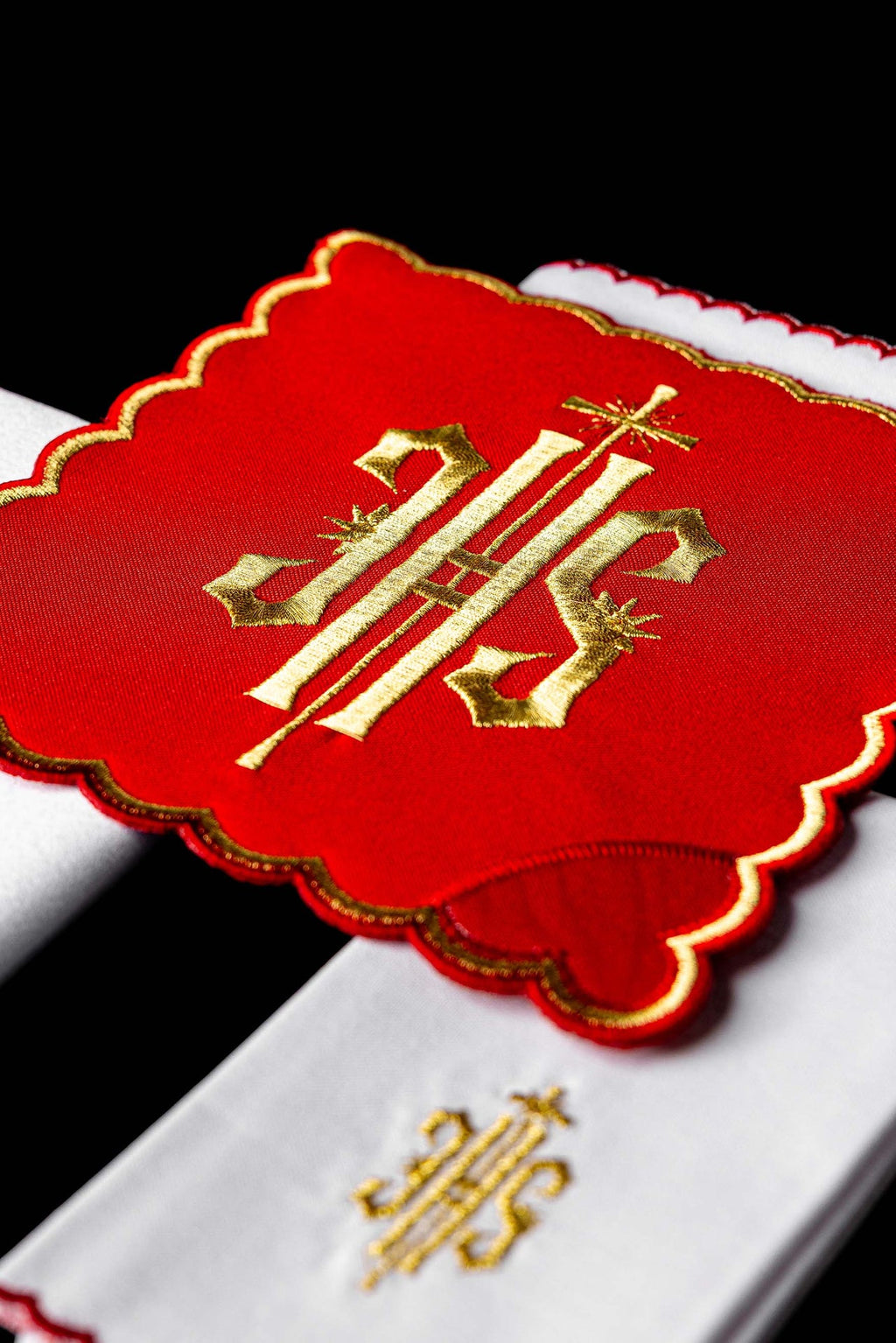 Komplet Kielichowy Haftowany IHS Czerwony - ORNATY.PL