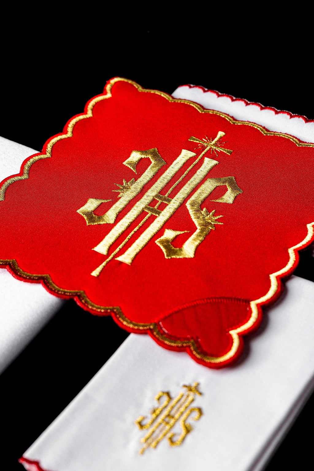 Komplet Kielichowy Haftowany IHS Czerwony - ORNATY.PL