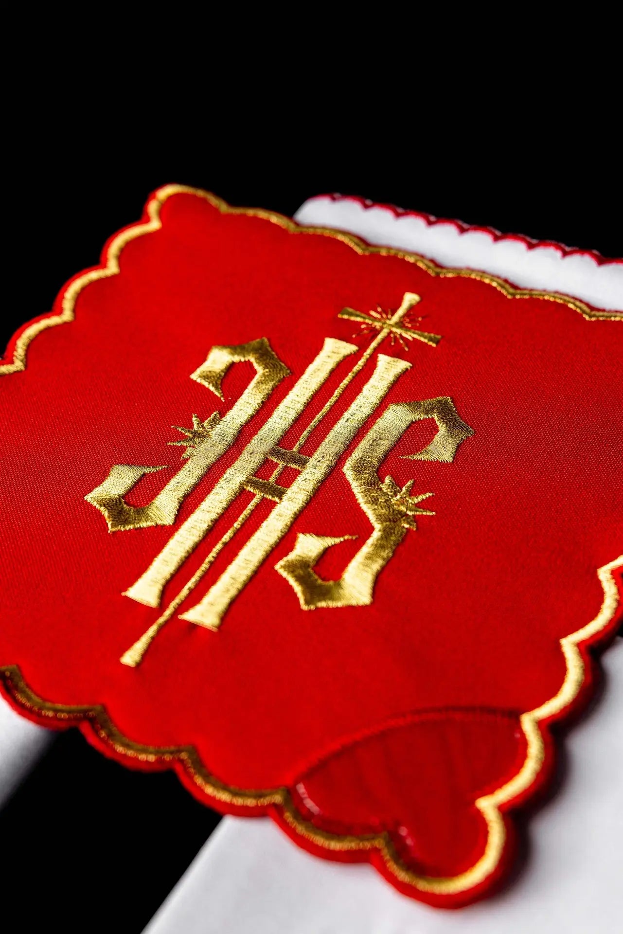 Ensemble de calice brodé rouge IHS