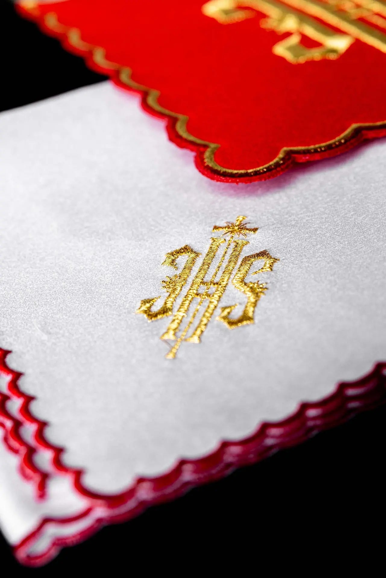Ensemble de calice brodé rouge IHS