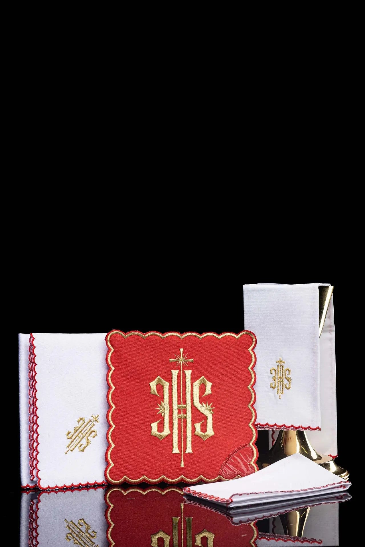 Ensemble de calice brodé rouge IHS
