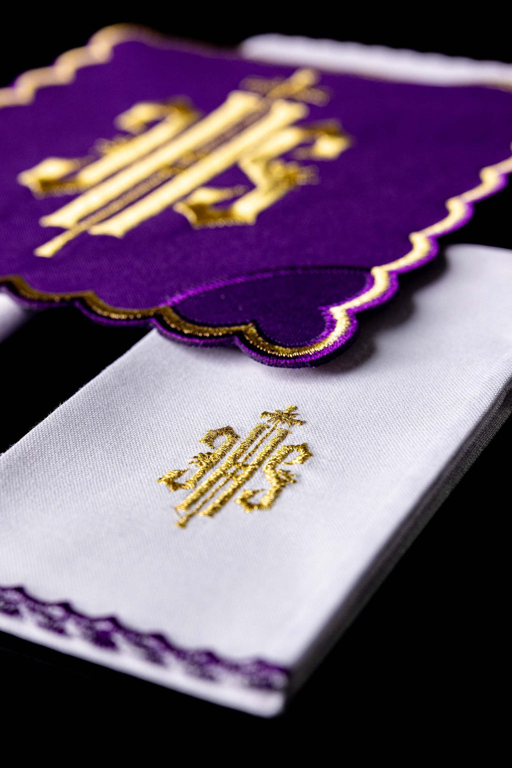 Lin blanc brodé pour calice violet IHS