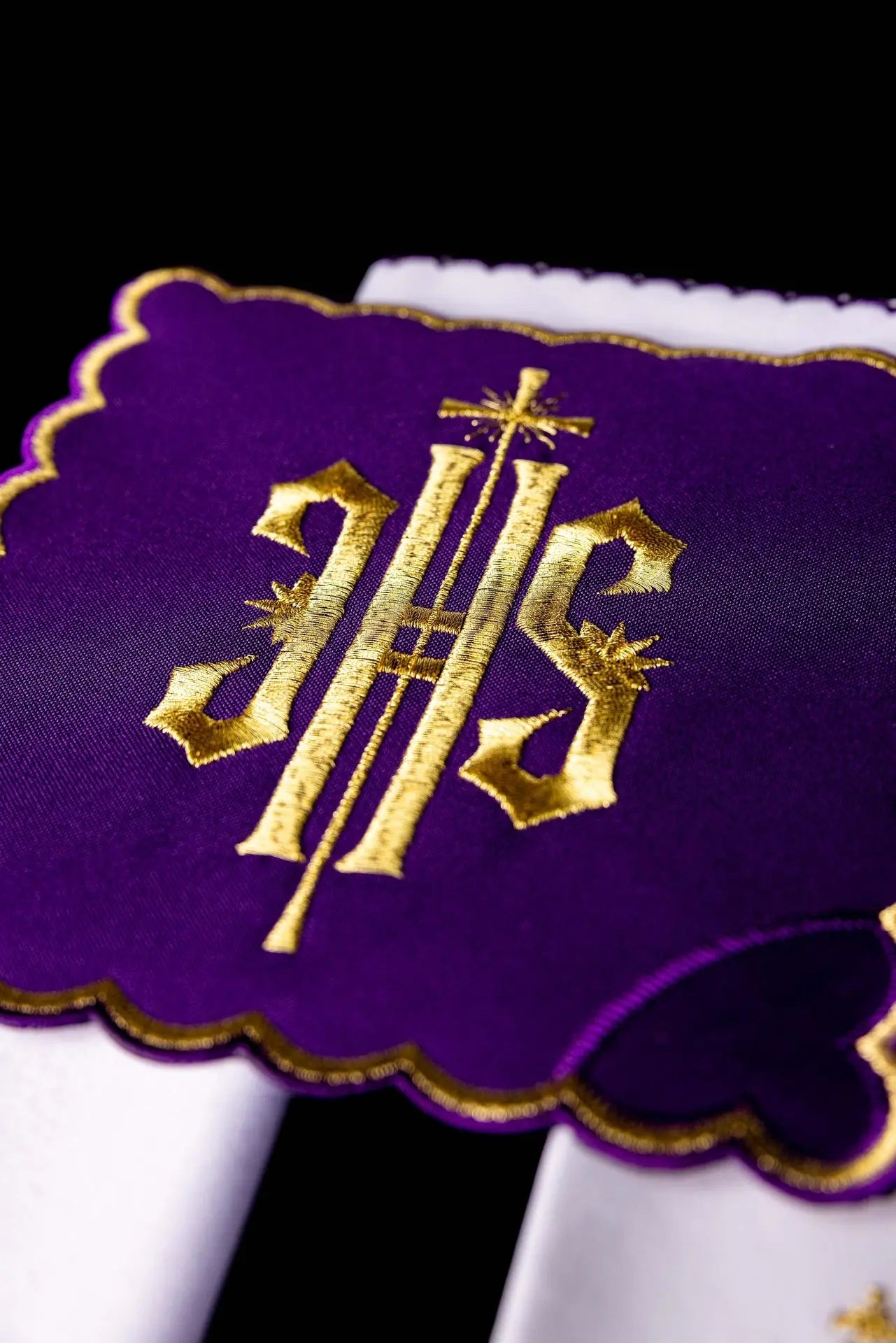 Lin blanc brodé pour calice violet IHS