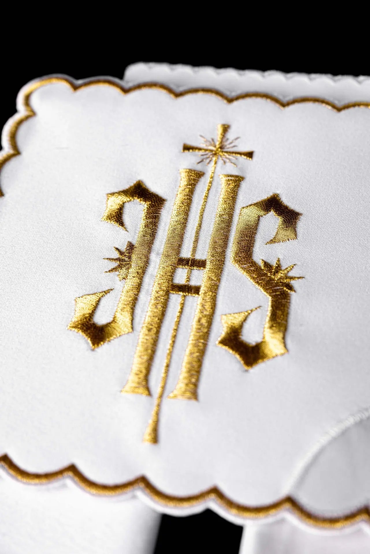 Ensemble de linge de calice brodé : motif IHS doré