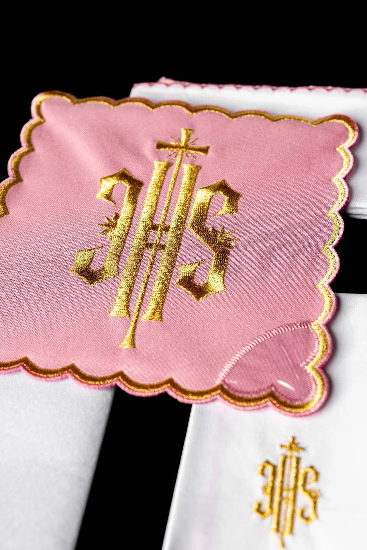 Linge de calice brodé IHS rose