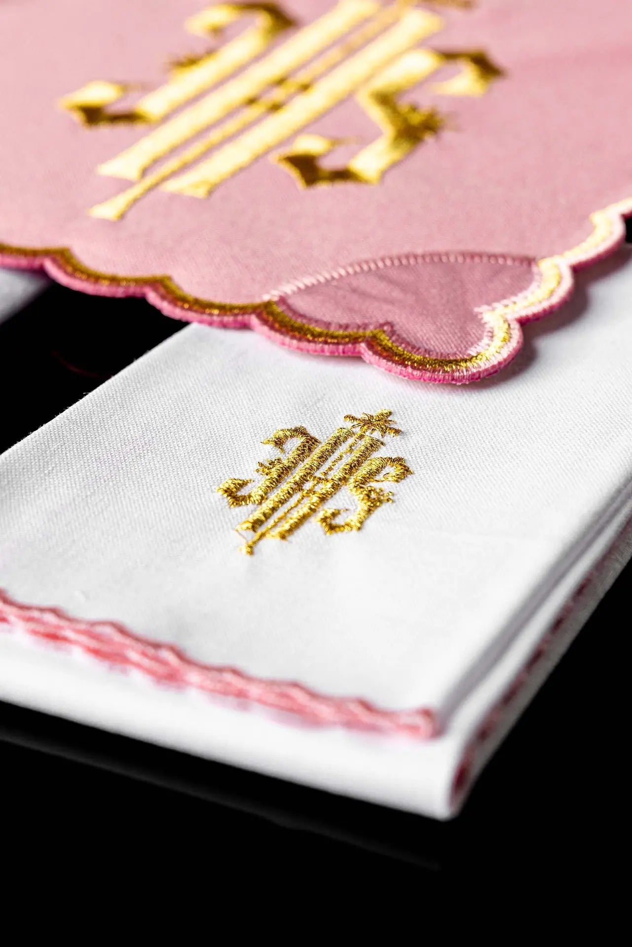 Linge de calice brodé IHS rose