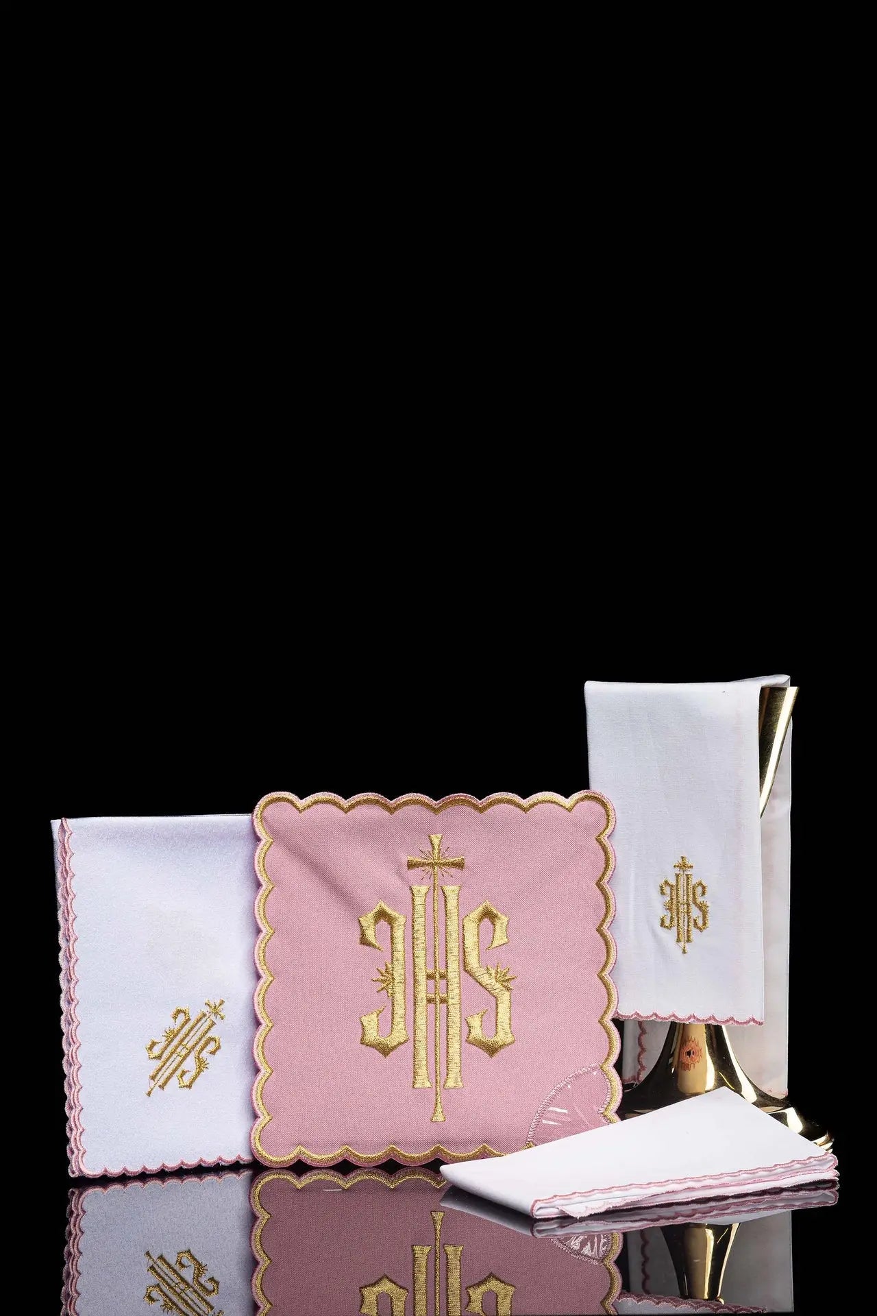 Linge de calice brodé IHS rose