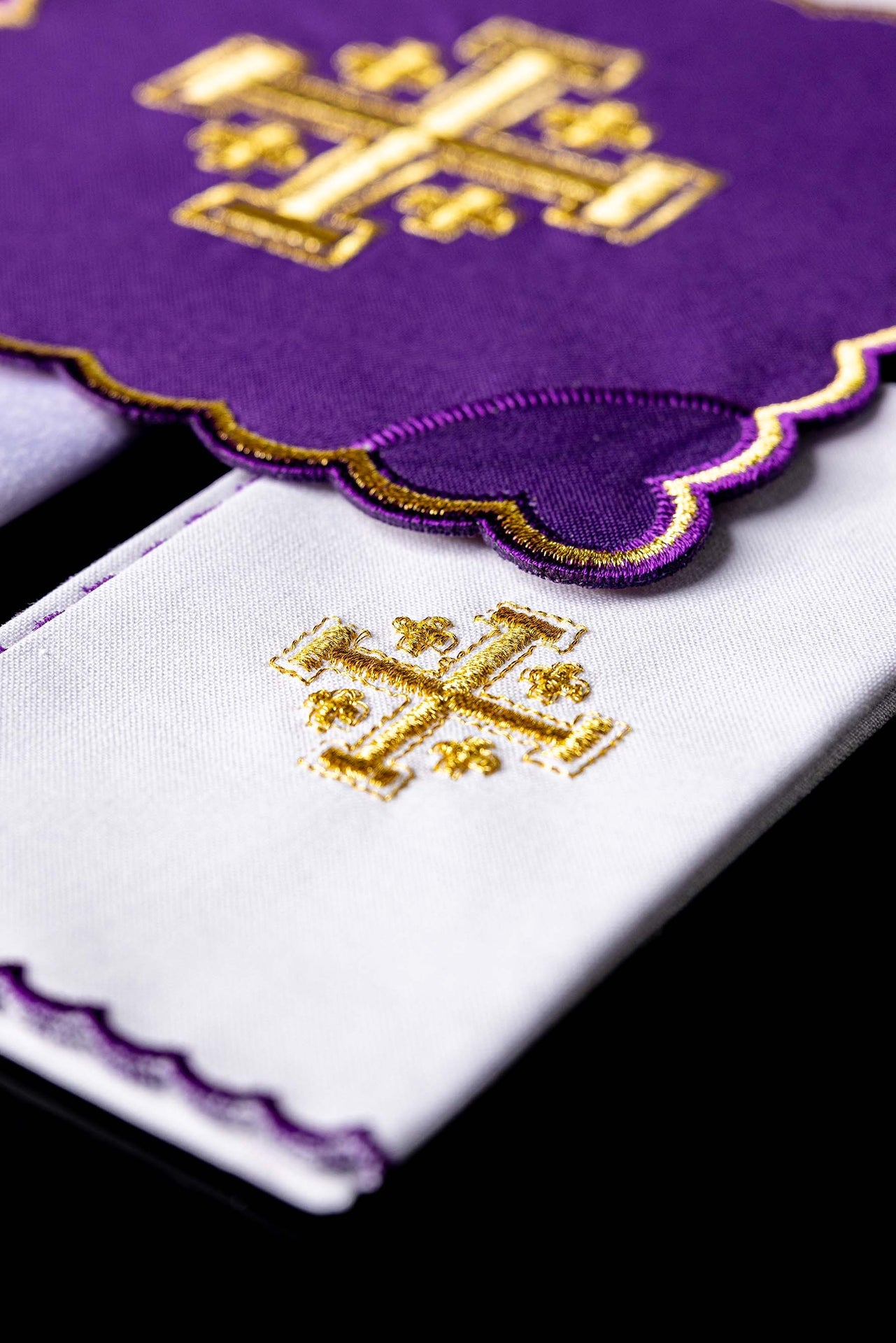 Ensemble de calice brodé Croix de Jérusalem violet