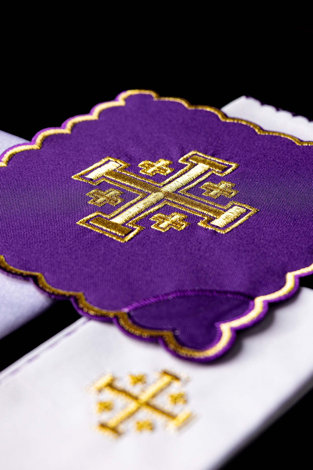 Ensemble de calice brodé Croix de Jérusalem violet