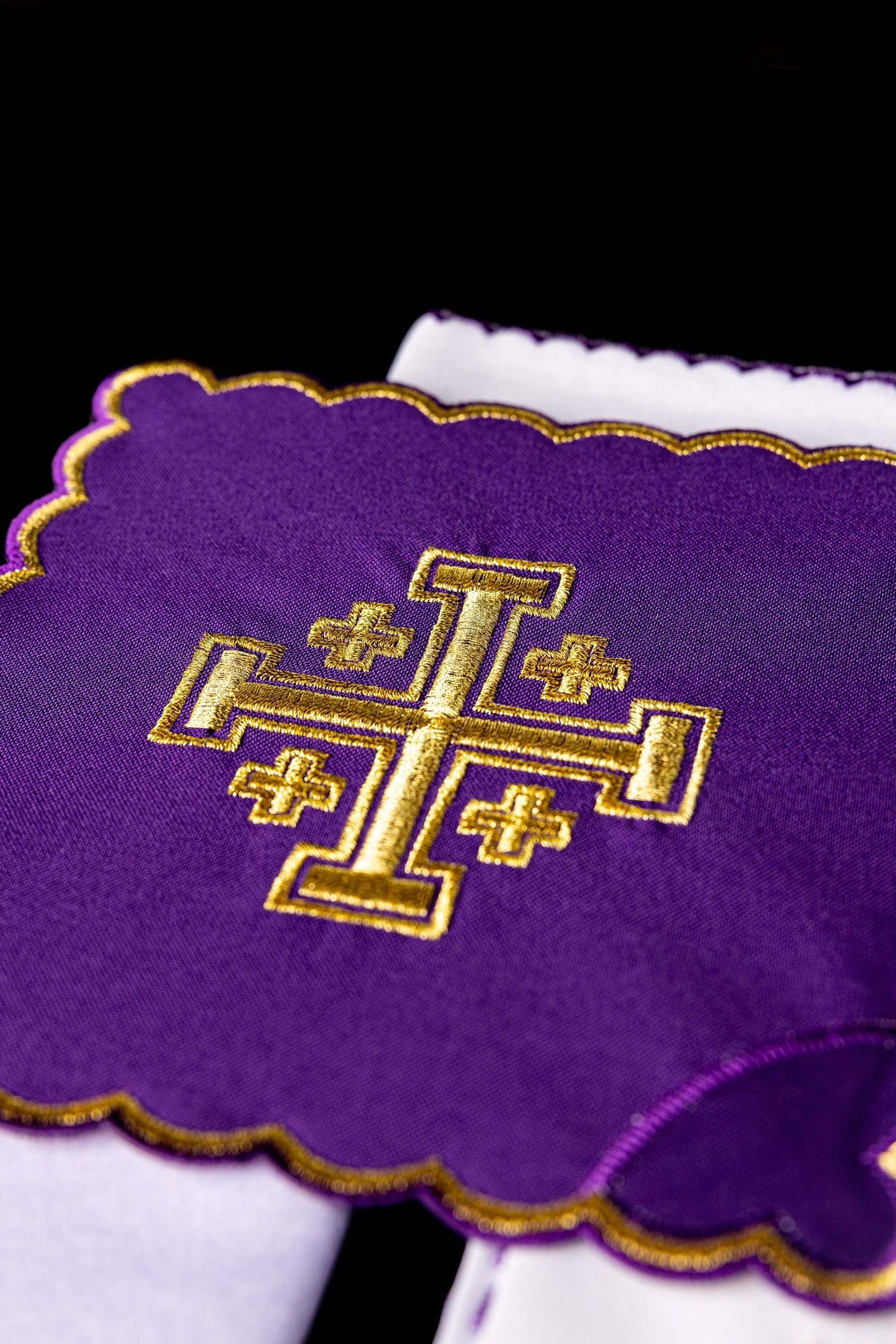 Ensemble de calice brodé Croix de Jérusalem violet