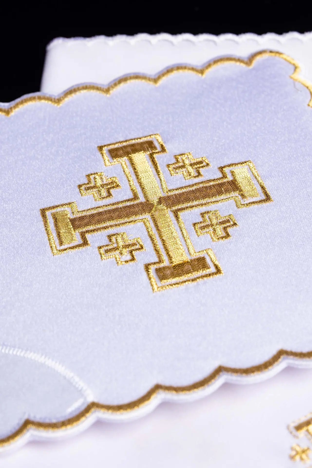 ensemble de calices avec broderie de croix blanc