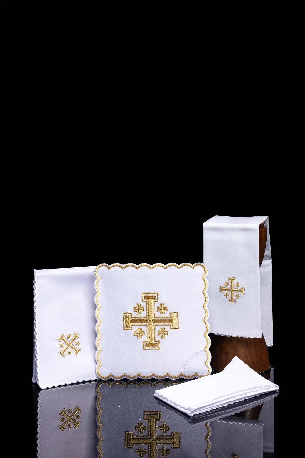 ensemble de calices avec broderie de croix blanc