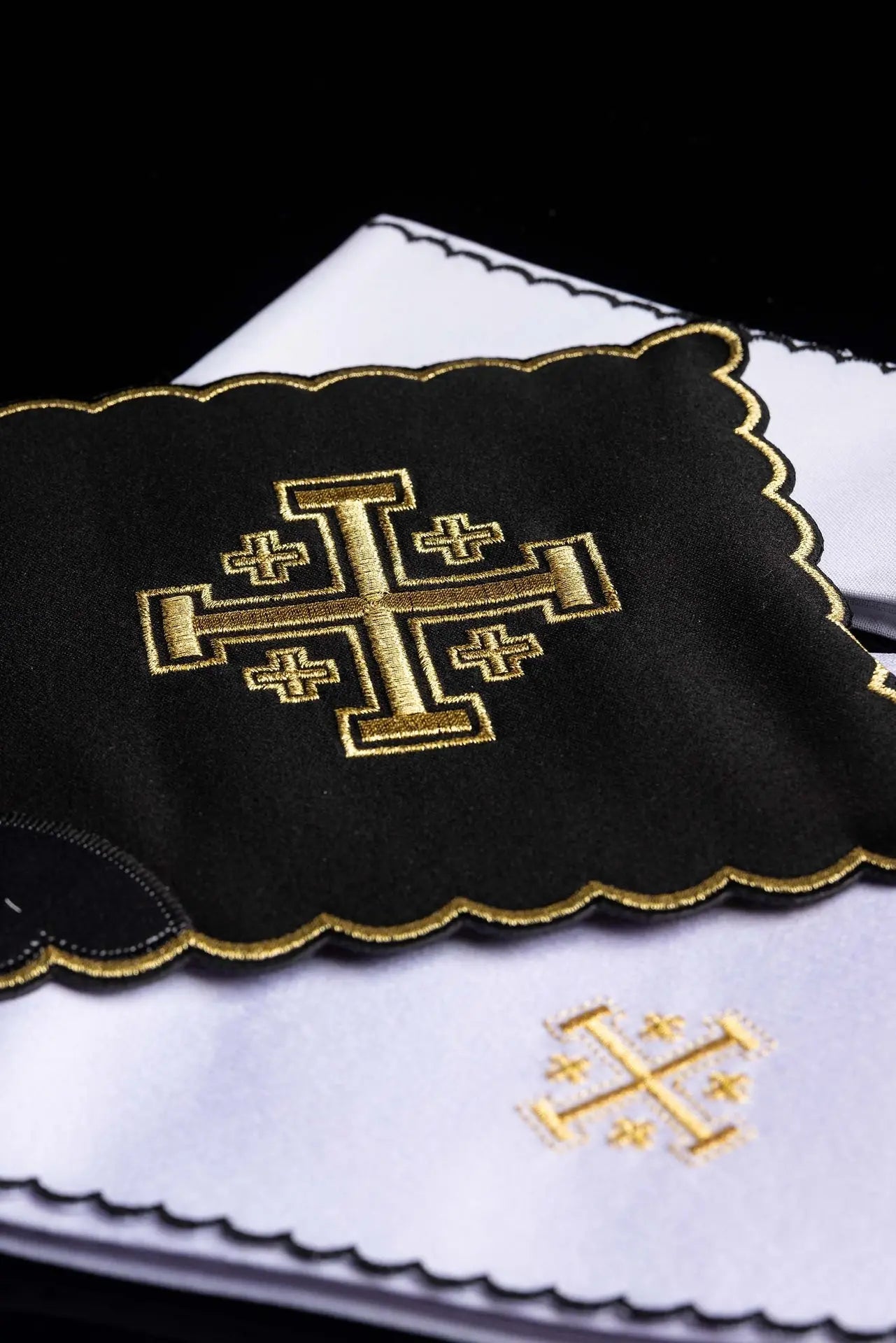 Ensemble de linge de calice avec broderie de croix de Jérusalem