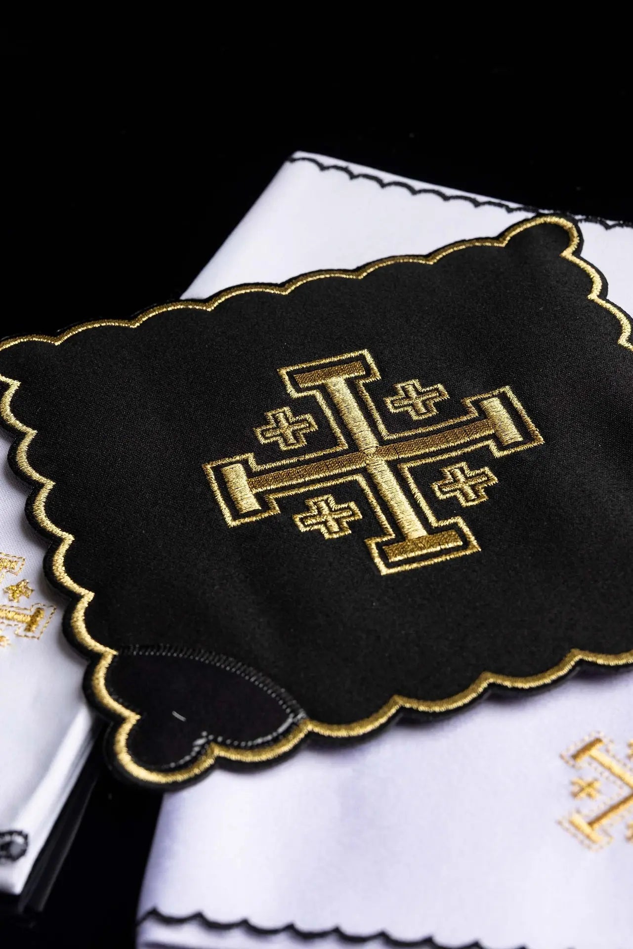 Ensemble de linge de calice avec broderie de croix de Jérusalem