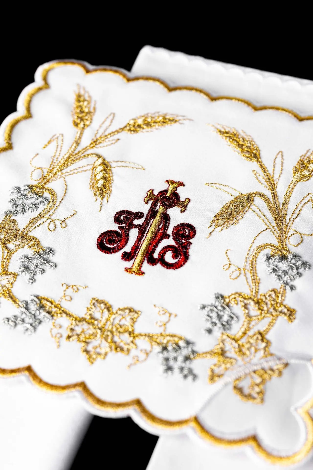 Linge de calice richement décoré avec broderie IHS et oreilles