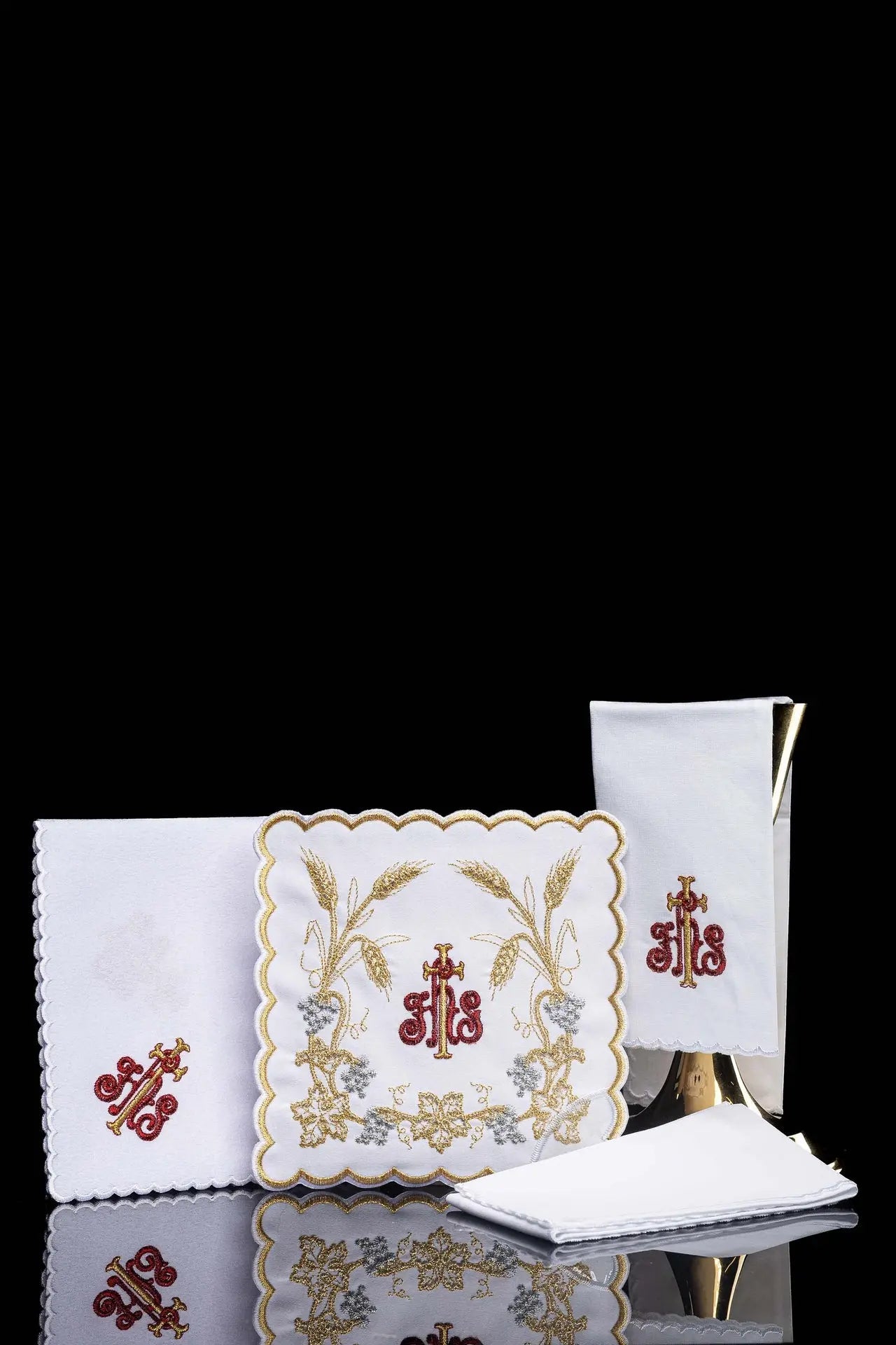 Linge de calice richement décoré avec broderie IHS et oreilles