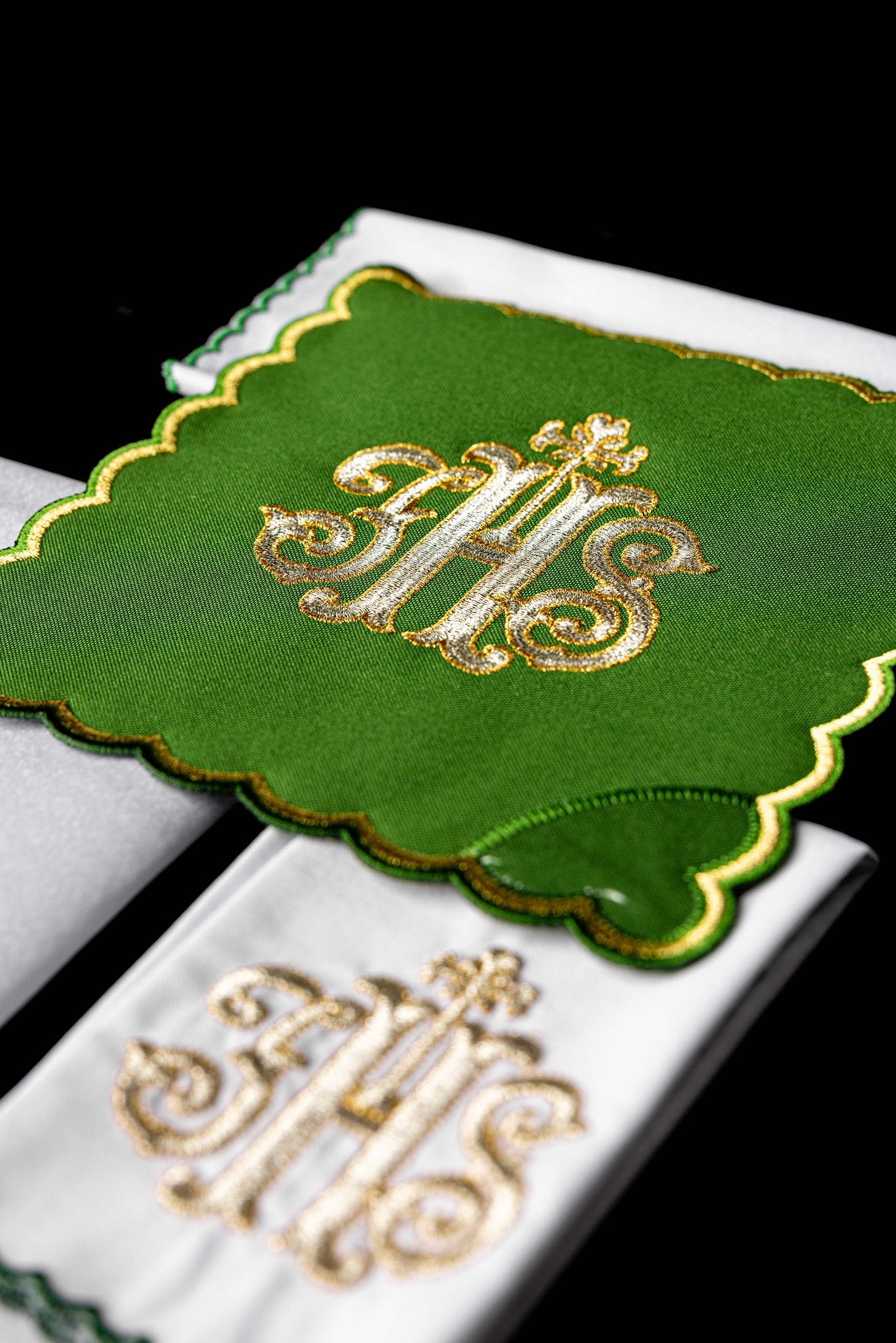 Linge de calice brodé IHS palka vert