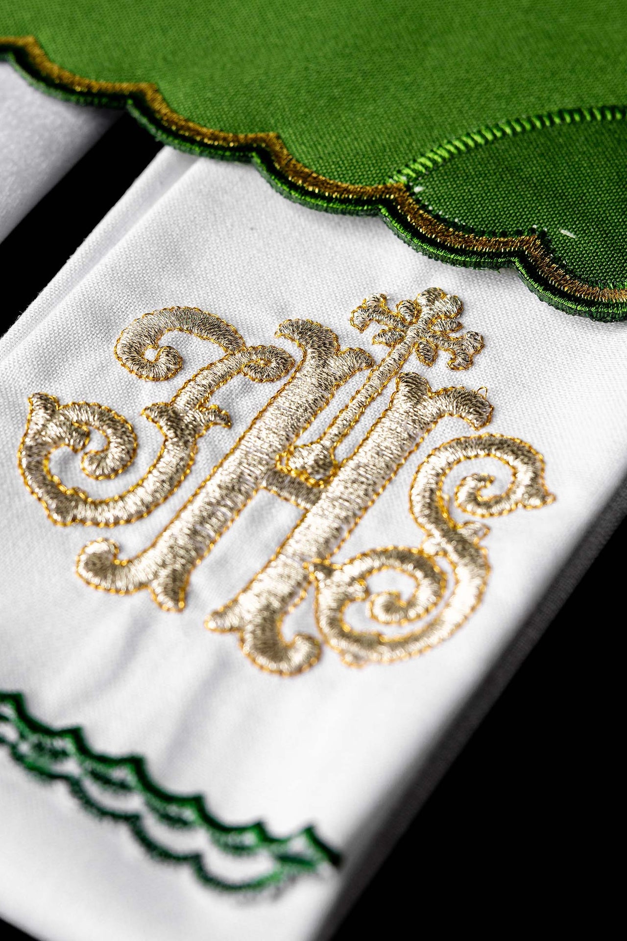 Linge de calice brodé IHS palka vert
