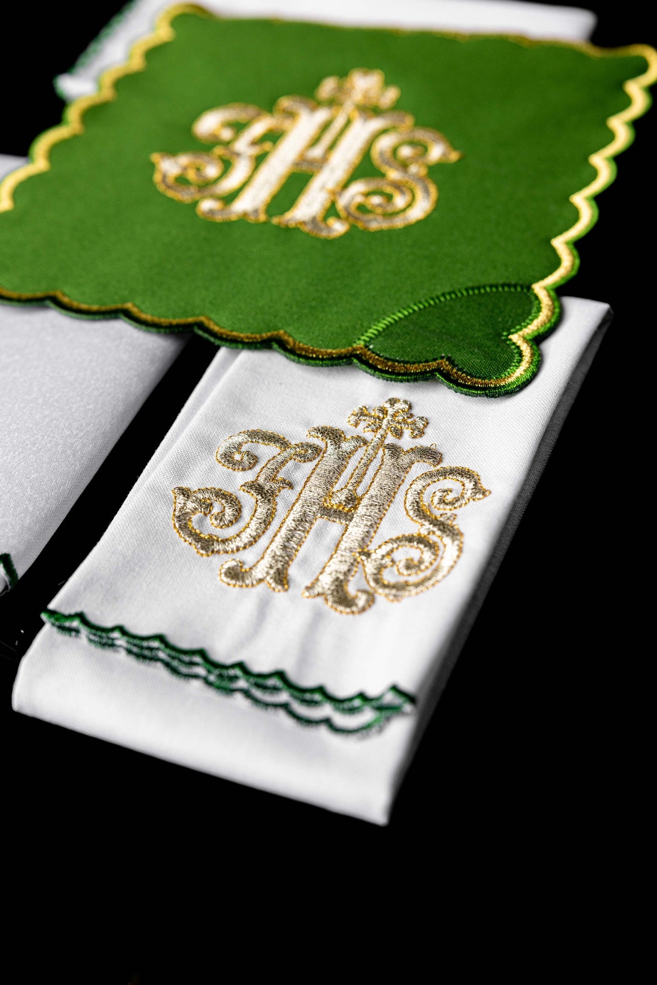 Linge de calice brodé IHS palka vert