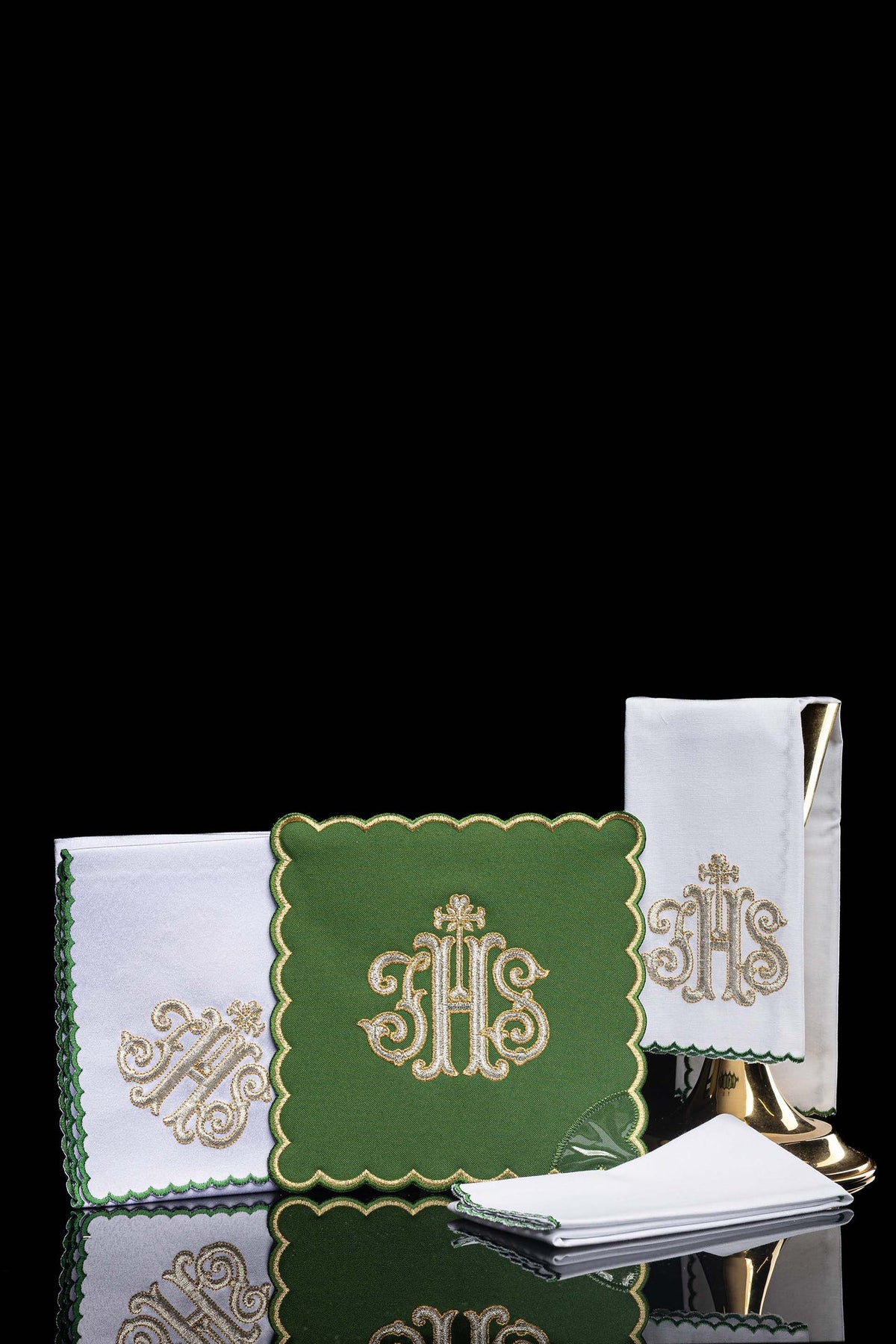 Linge de calice brodé IHS palka vert