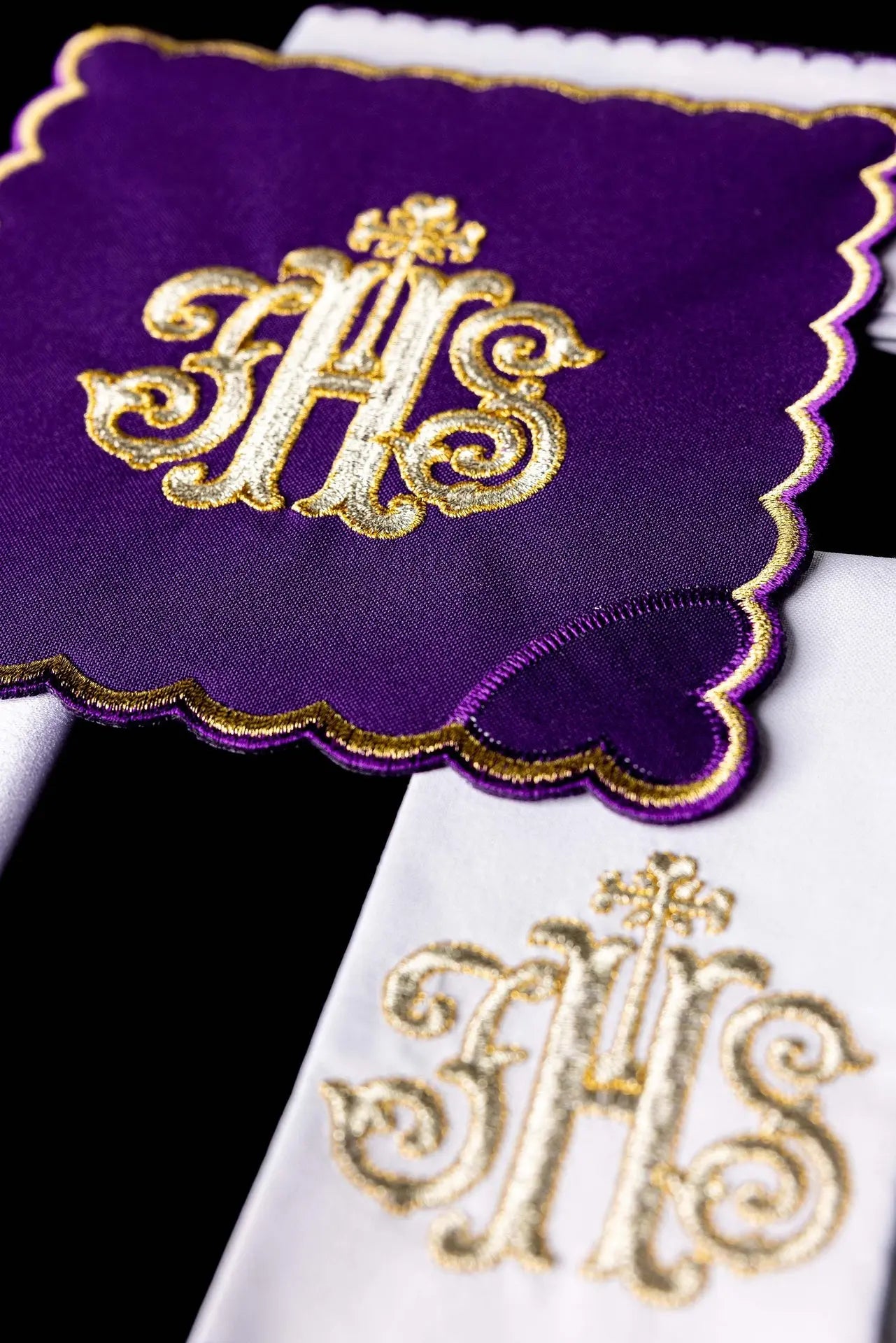 Lin blanc brodé pour calice violet IHS