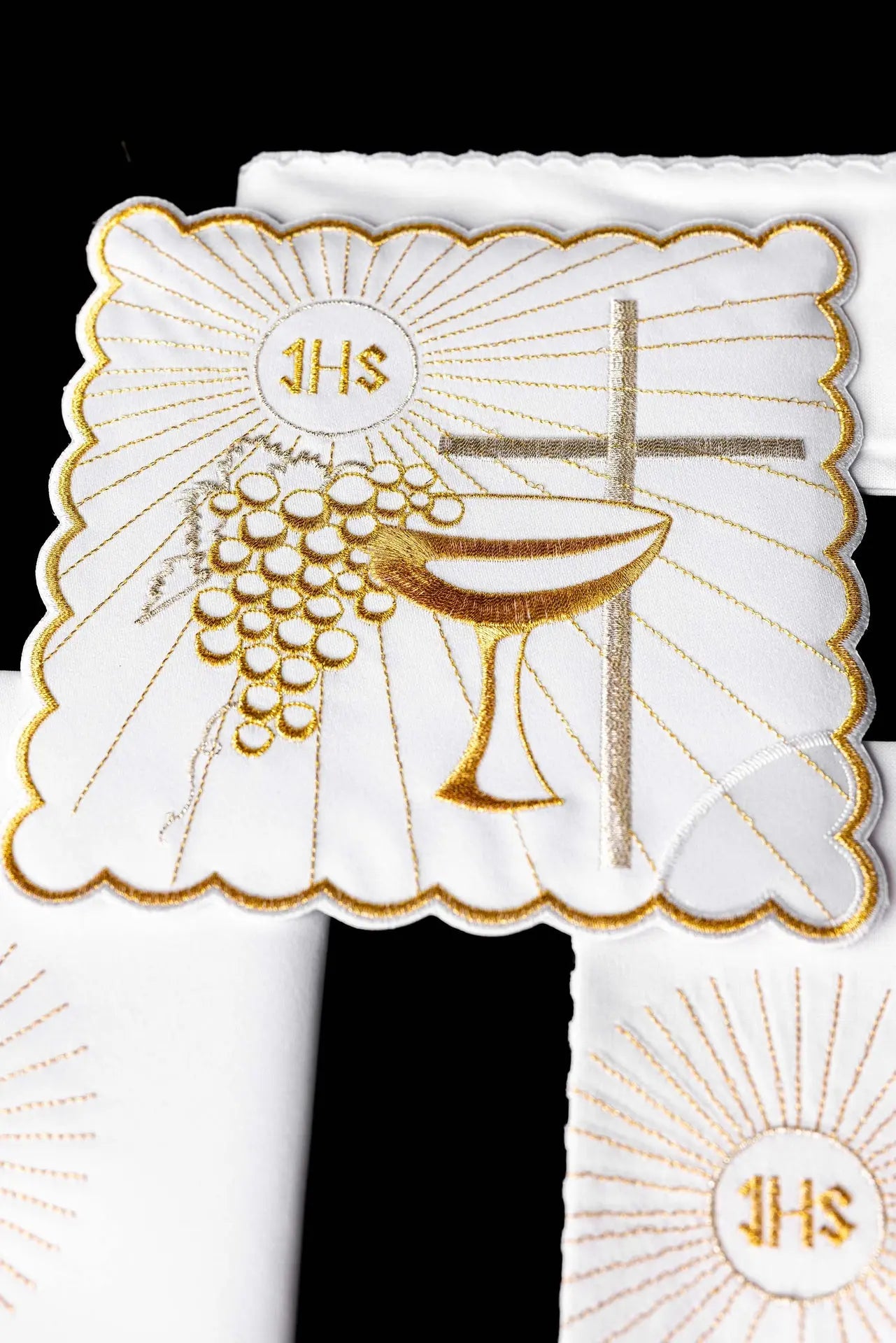 Linge de calice avec broderie de calice doré et croix