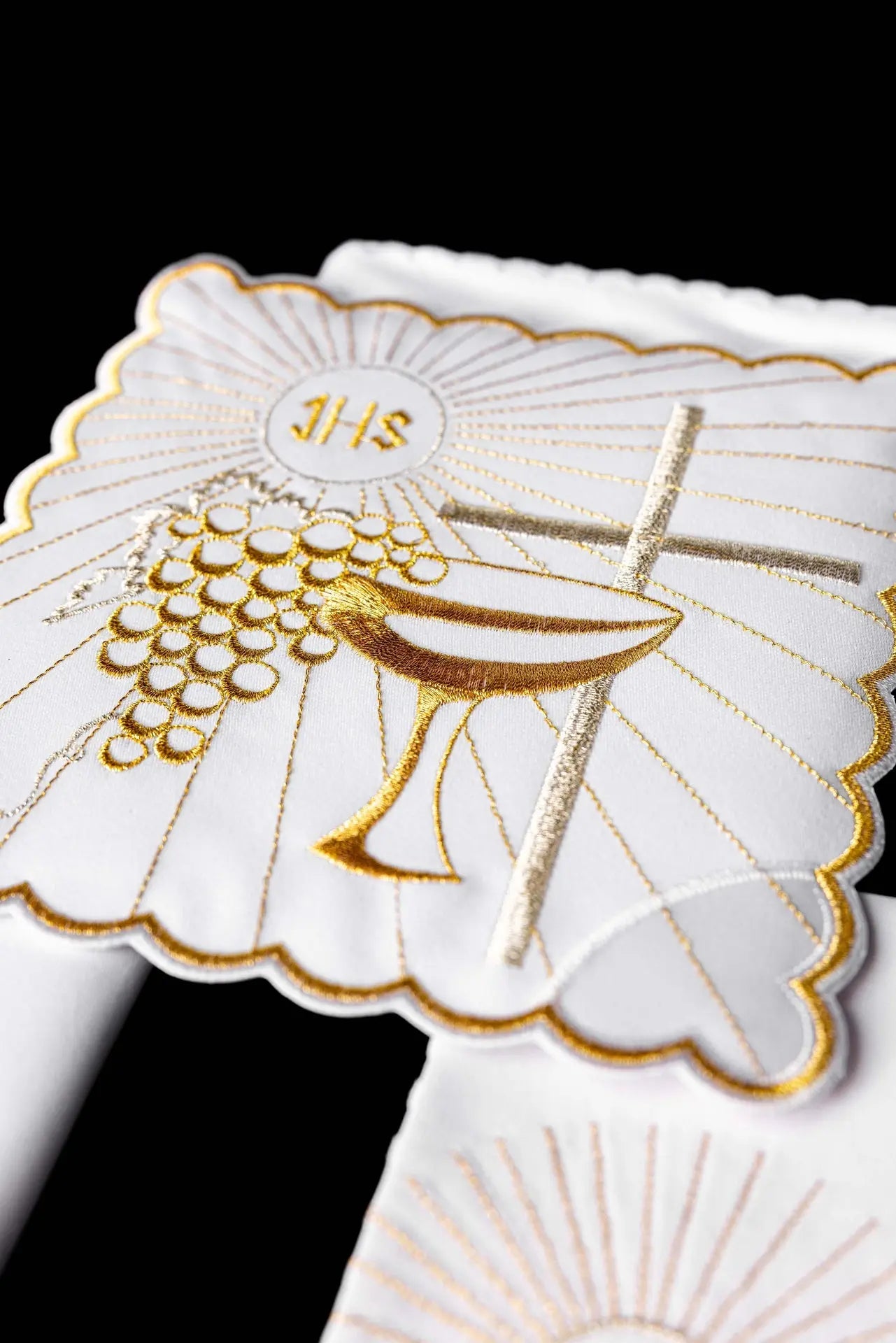 Linge de calice avec broderie de calice doré et croix