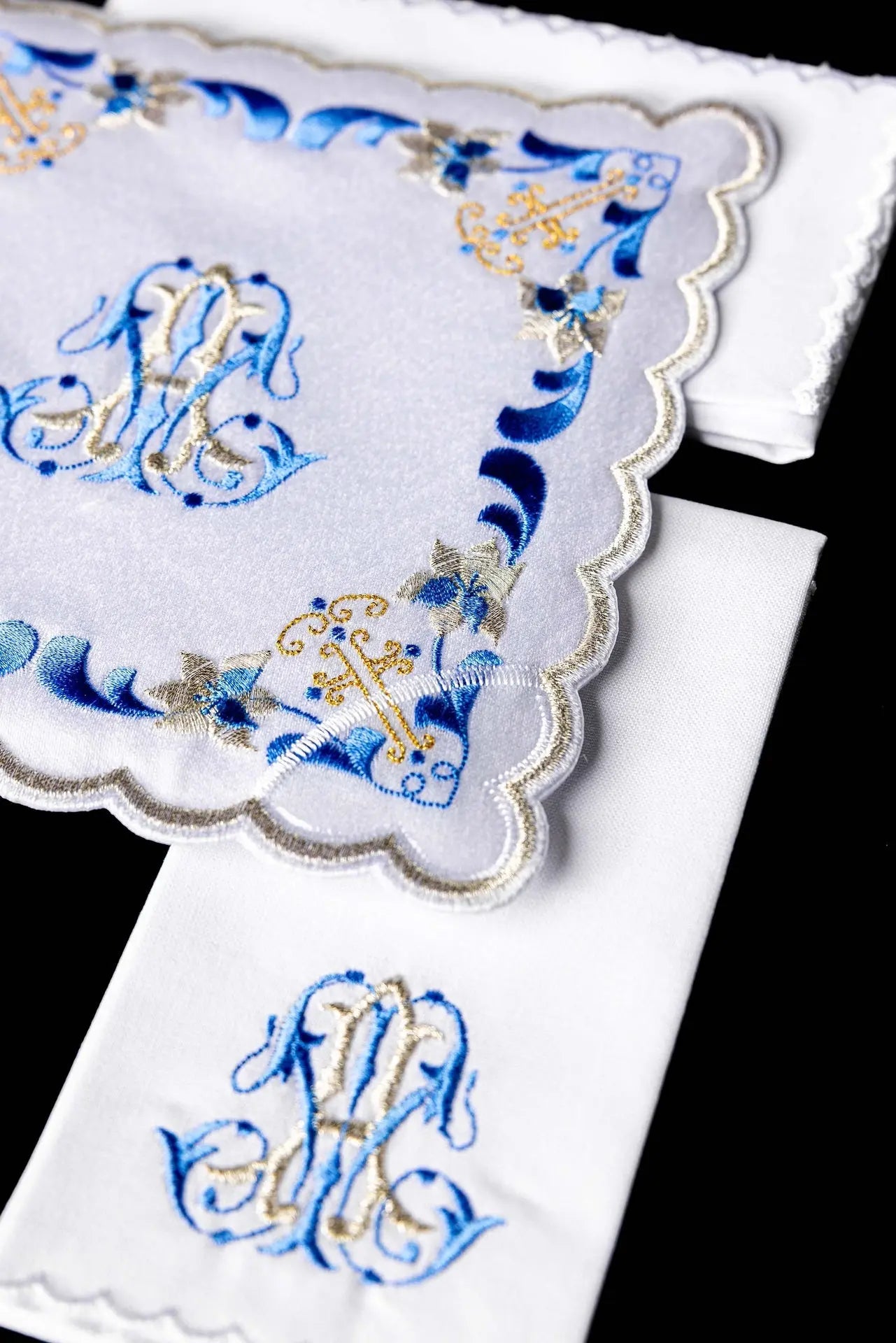 Linge de calice avec bordure bleue et broderie mariale
