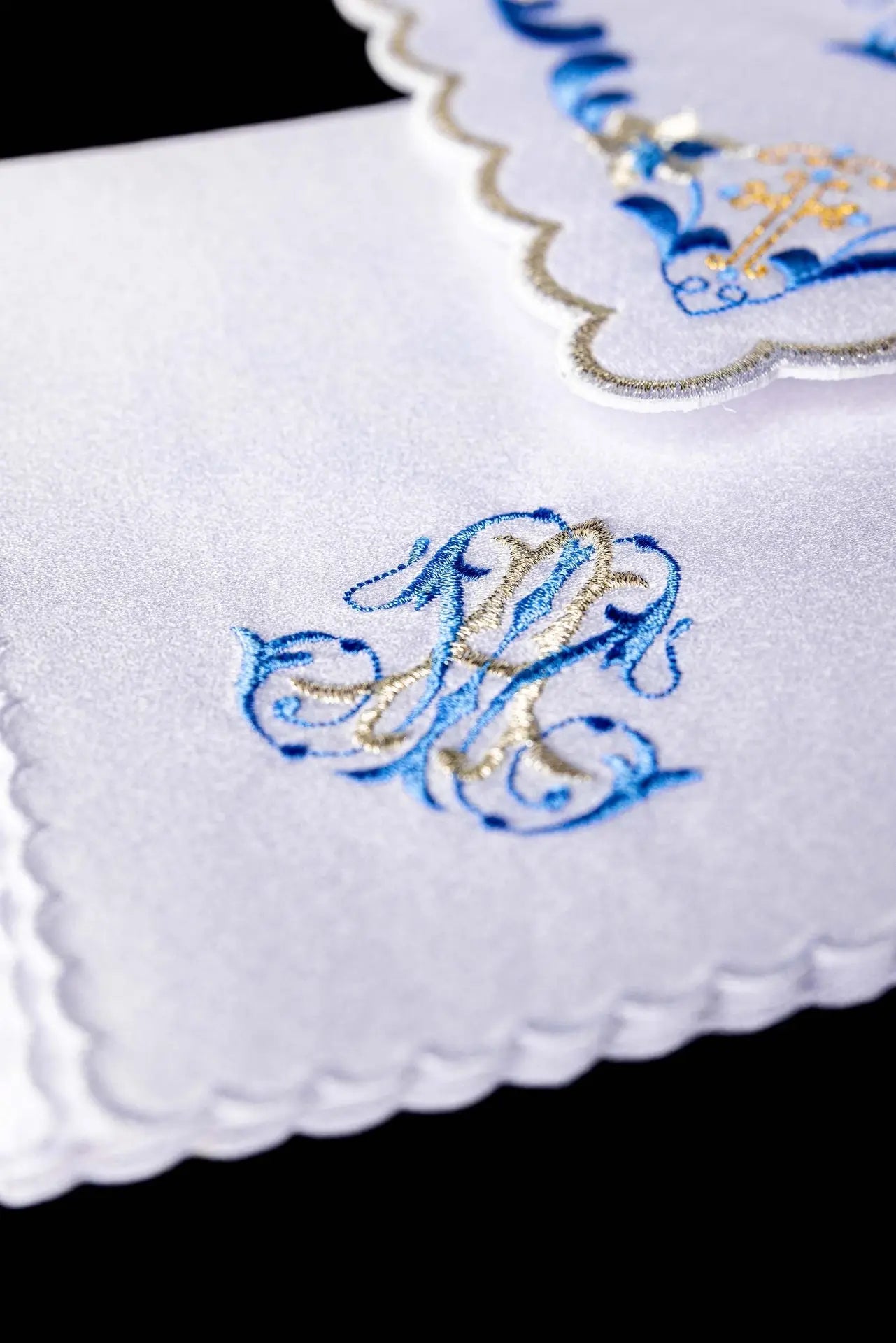 Linge de calice avec bordure bleue et broderie mariale