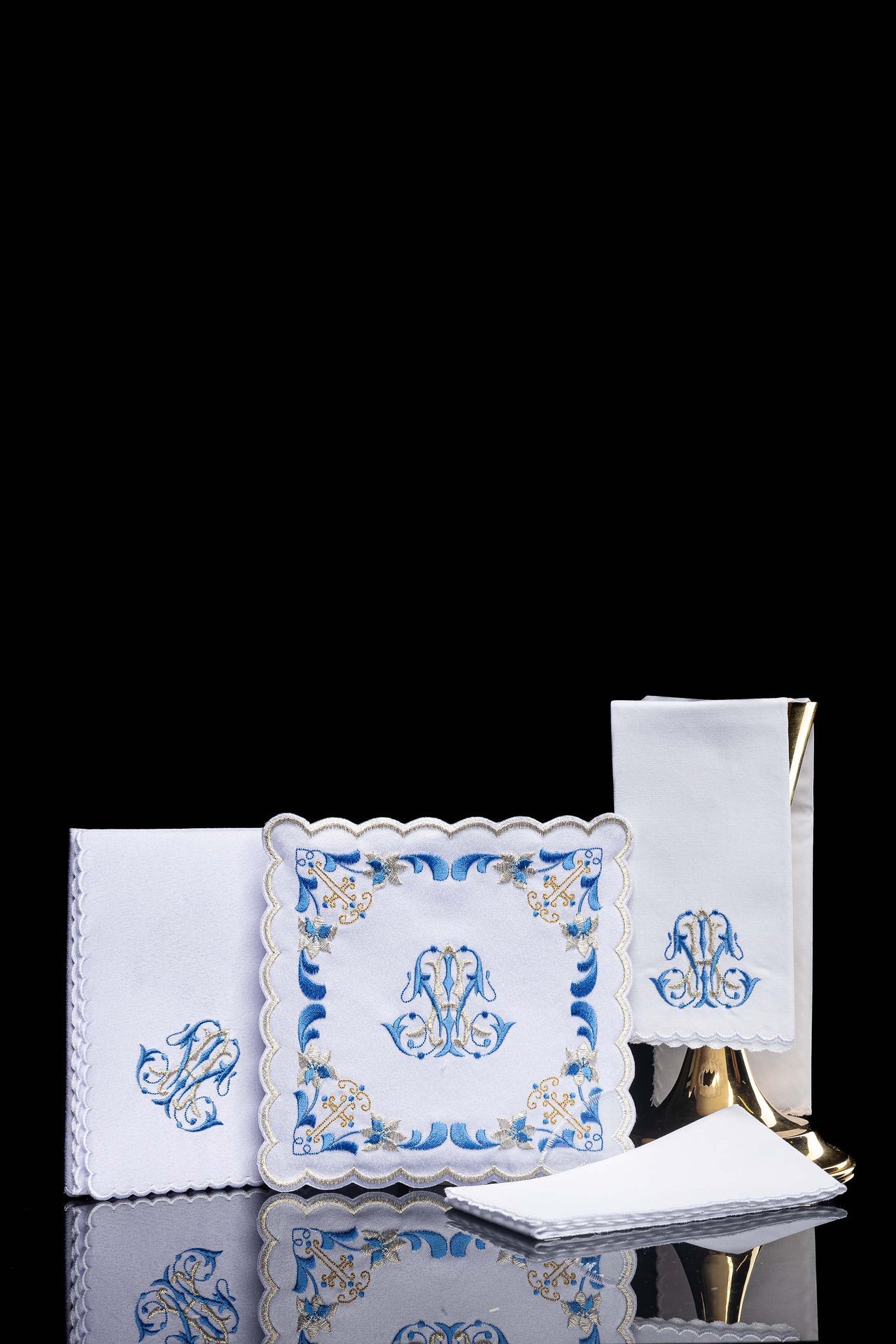 Linge de calice avec bordure bleue et broderie mariale