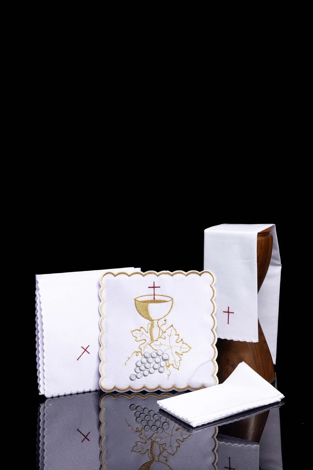 Ensemble de linge de calice avec broderie de calice et raisins