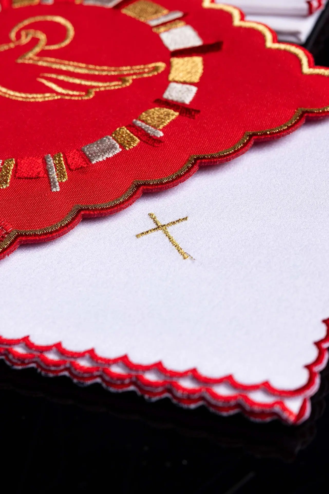 Linge rouge pour calice avec broderie du Saint-Esprit