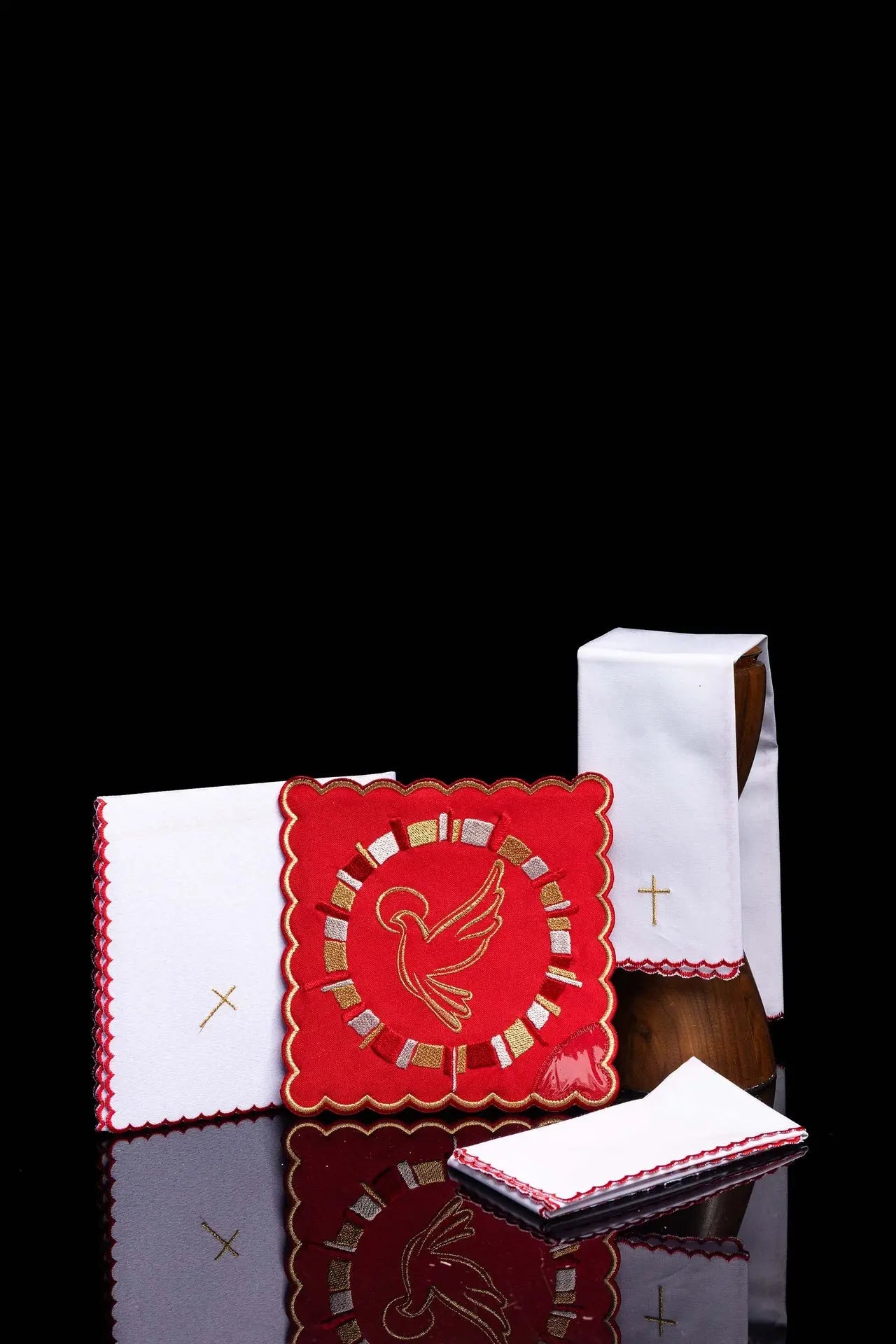 Linge rouge pour calice avec broderie du Saint-Esprit