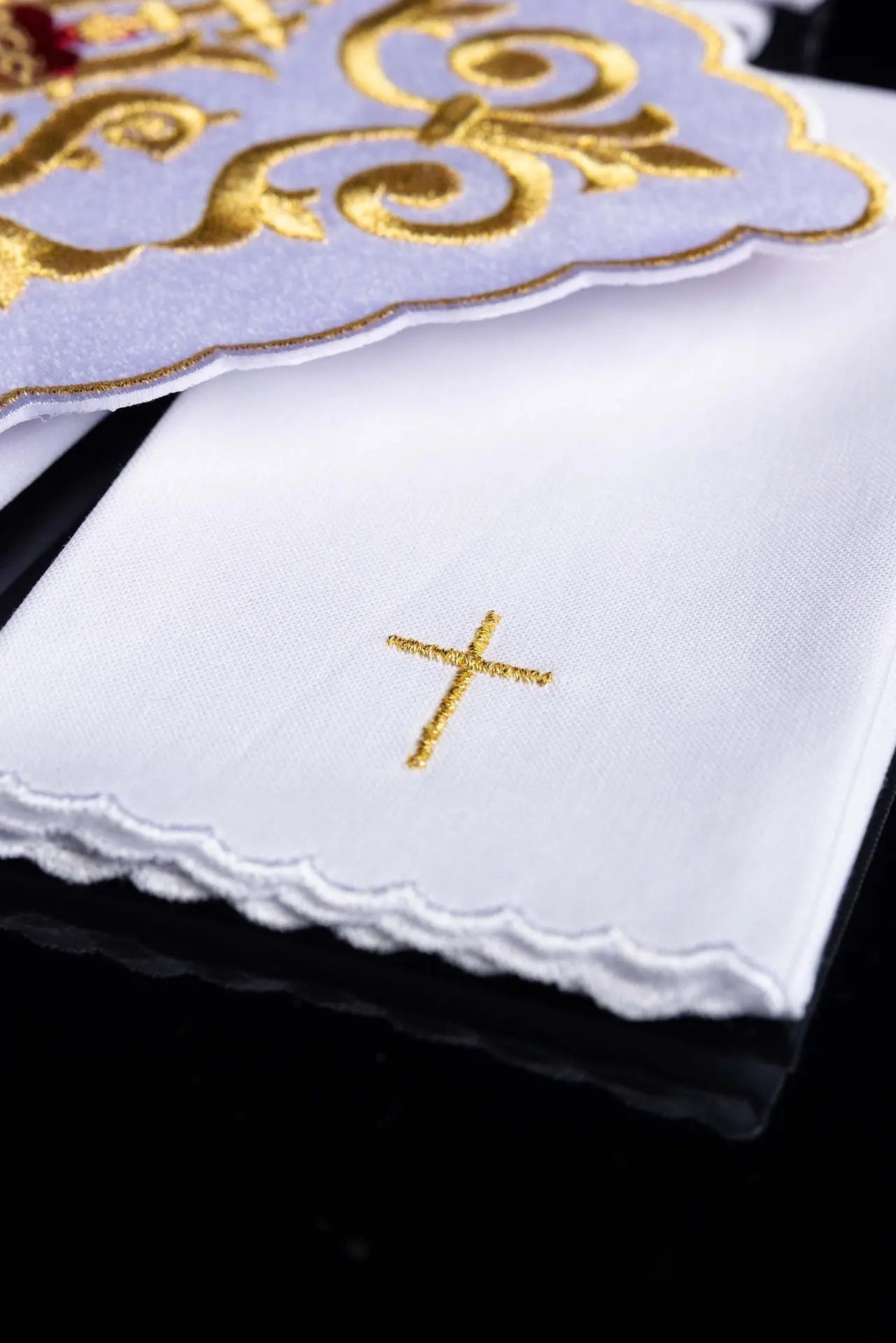 Ensemble de linge de calice richement décoré avec broderie IHS