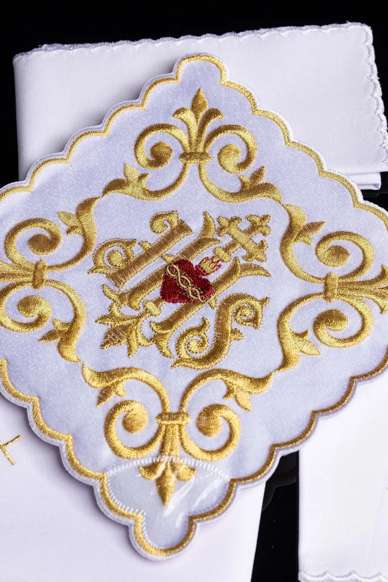 Ensemble de linge de calice richement décoré avec broderie IHS