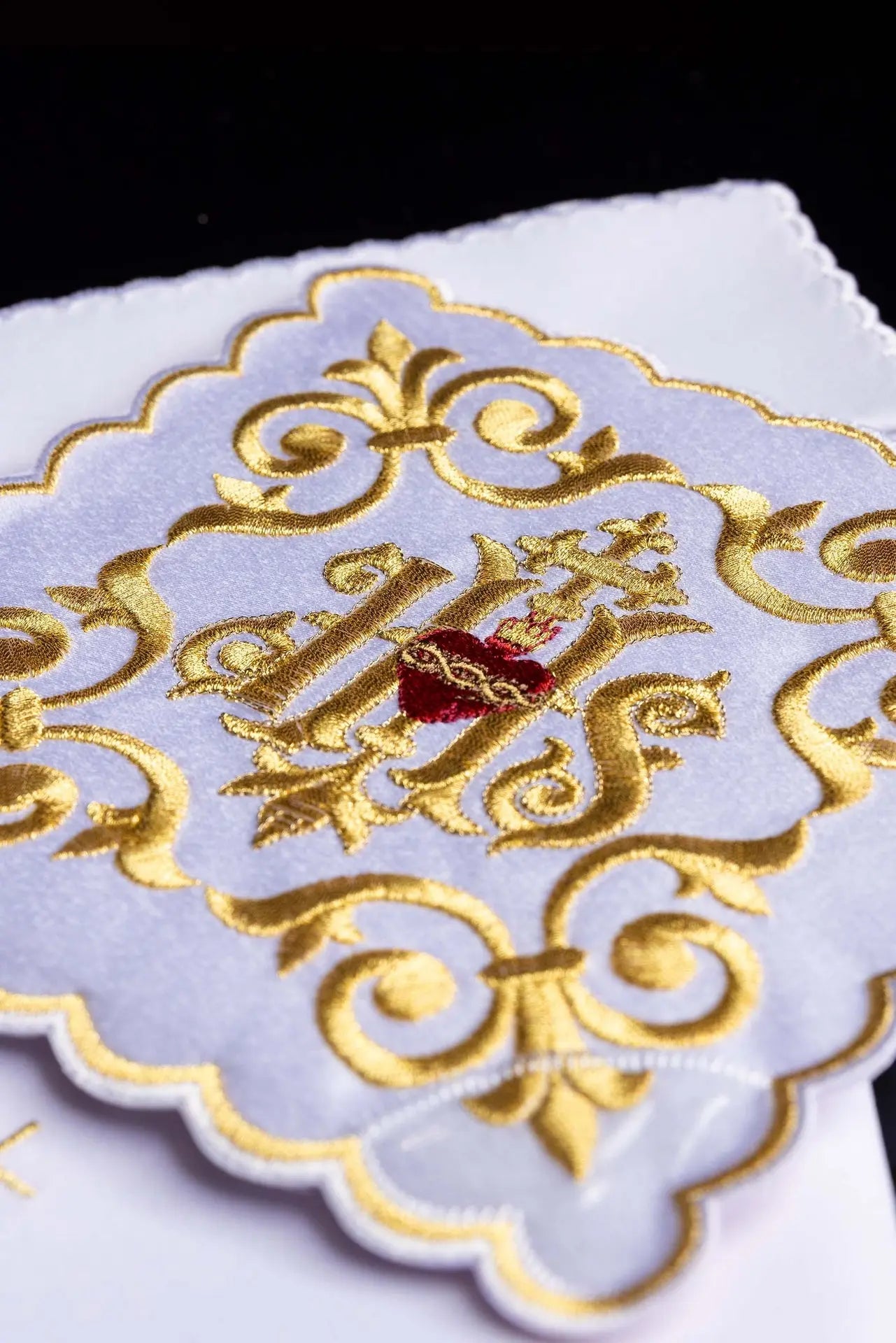 Ensemble de linge de calice richement décoré avec broderie IHS