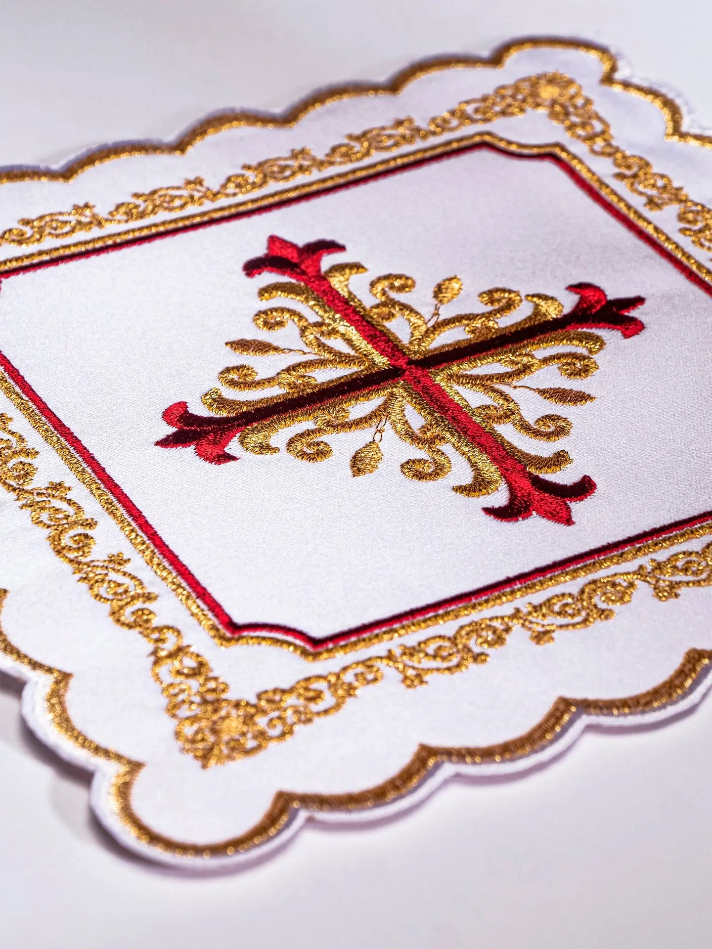 Linge de calice avec broderie dorée et rouge