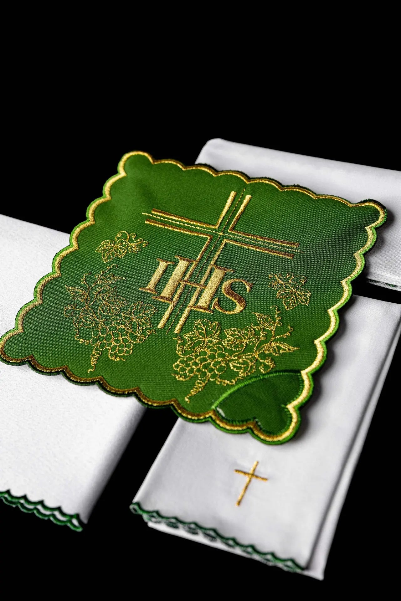 Lin blanc de calice brodé Vert IHS