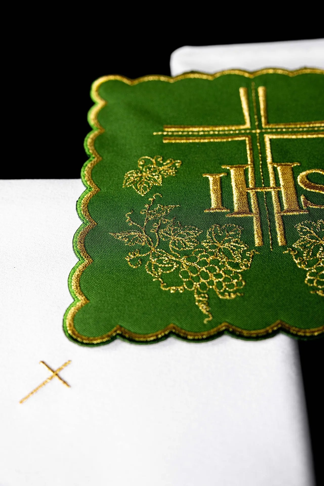 Lin blanc de calice brodé Vert IHS