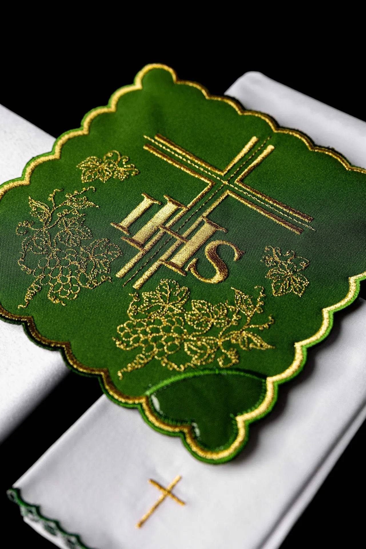 Lin blanc de calice brodé Vert IHS