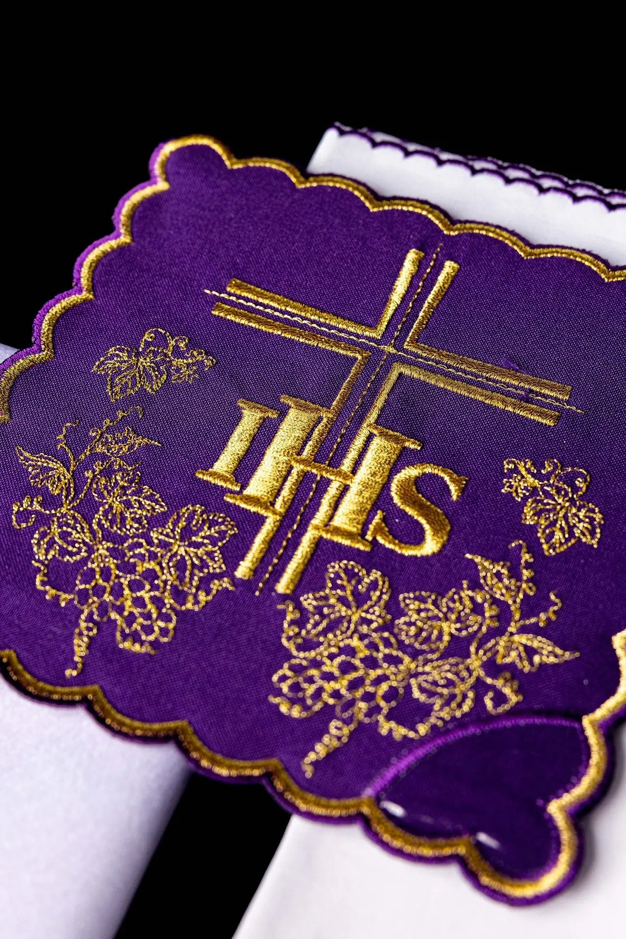 Lin de calice brodé violet IHS