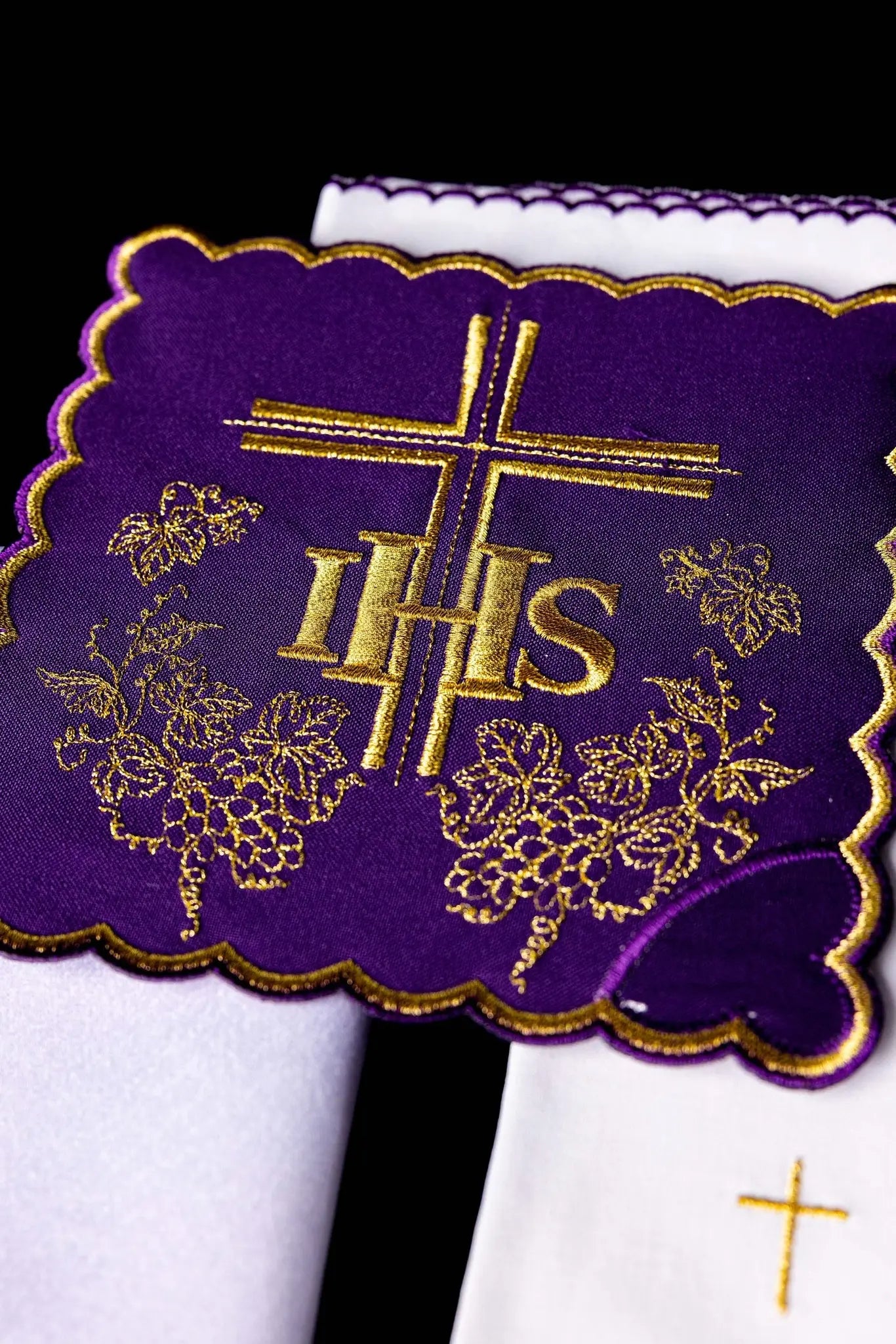 Lin de calice brodé violet IHS