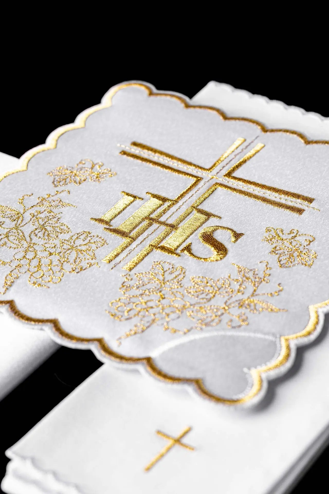 Lingerie de calice avec délicate broderie dorée